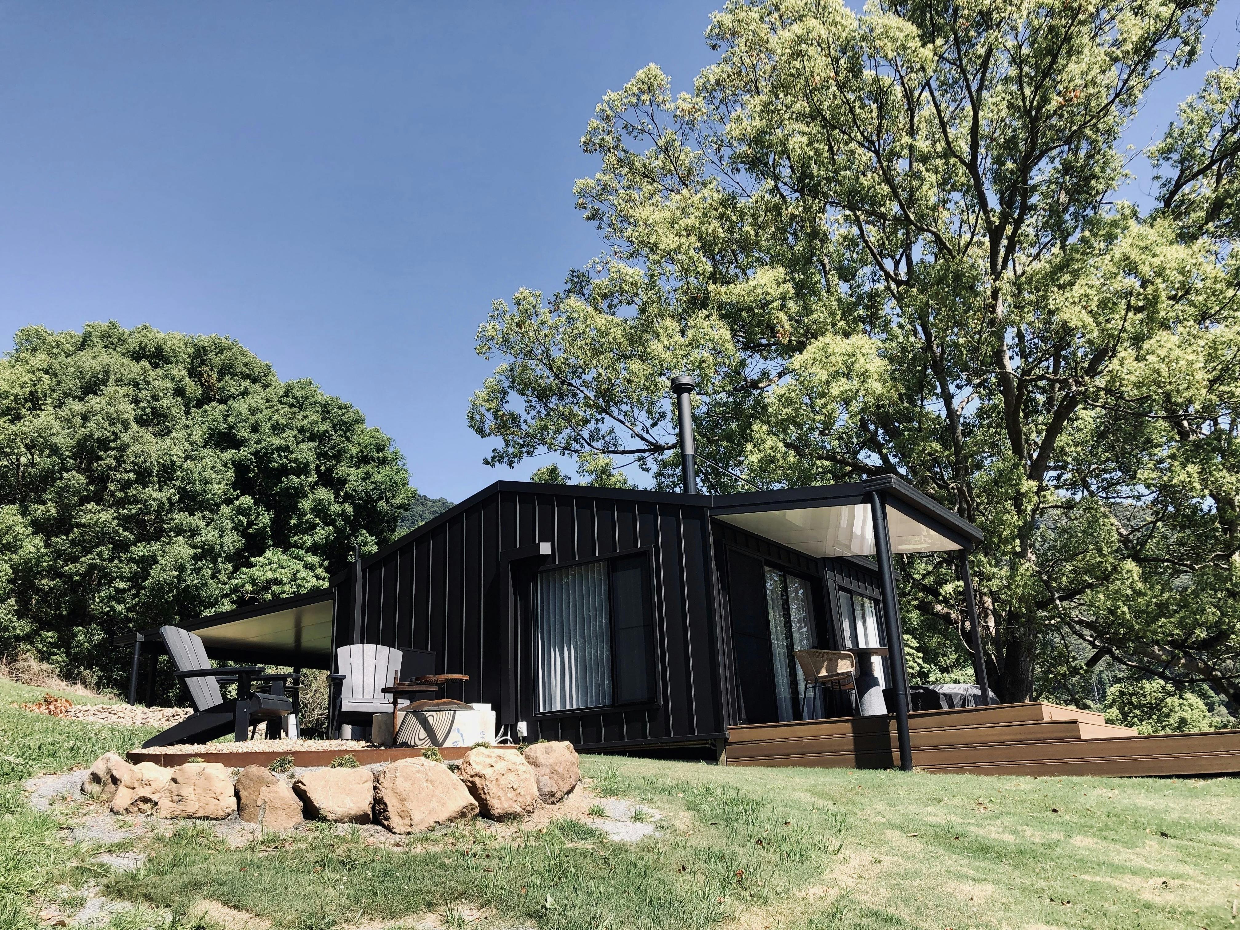 화덕 주위에 의자가 있는 선실의 측면