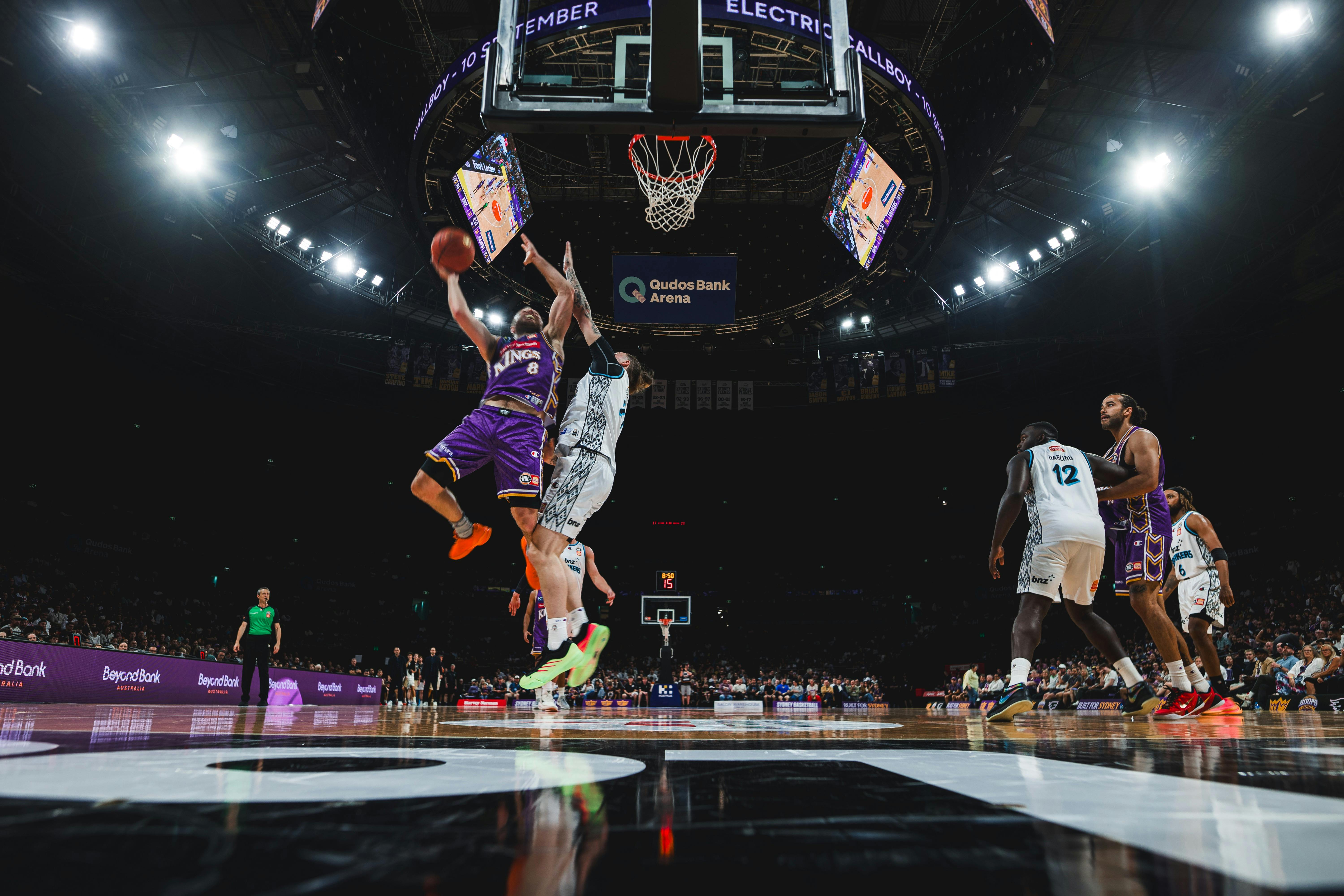 Matthew Dellavedova layup in Kings game against NZ Breakers