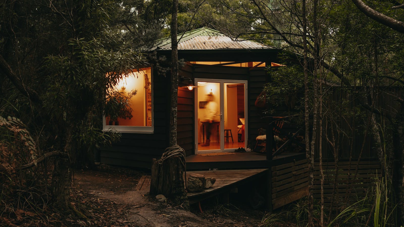 The Stand Alone is an intimate, earthy retreat made for 2