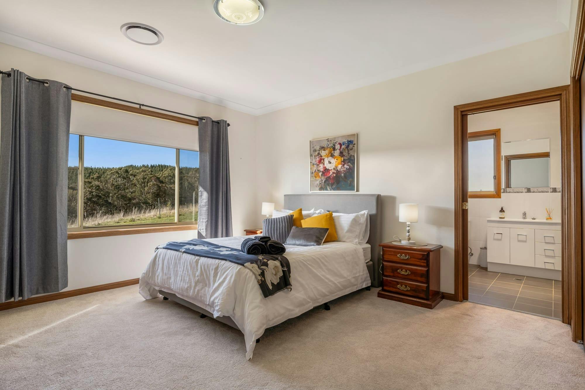 Queen Bed, ensuite and amazing views at Waringa Downs