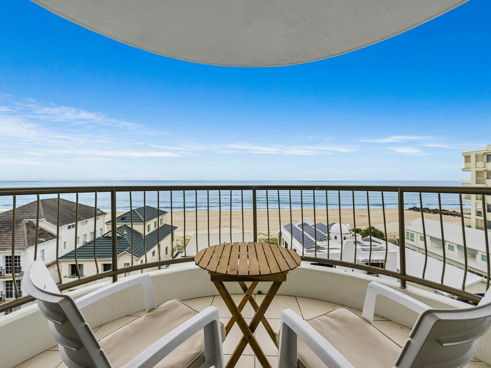 2 Bedroom unit in Palm Beach - Balcony with Ocean Views 2 Bedroom unit in Palm Beach - Balcony with Ocean Views