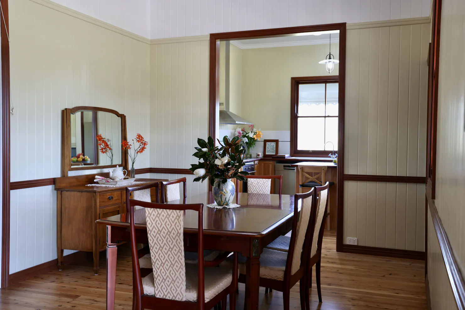 Dining room with seats for 6 people