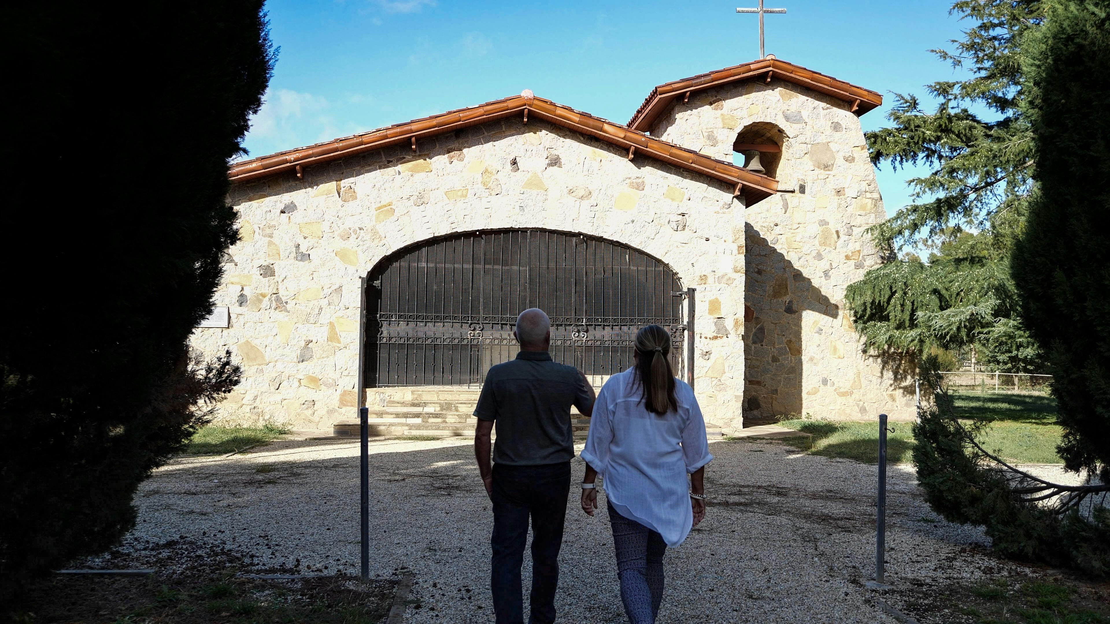 Couple approaching Murchison Ossario