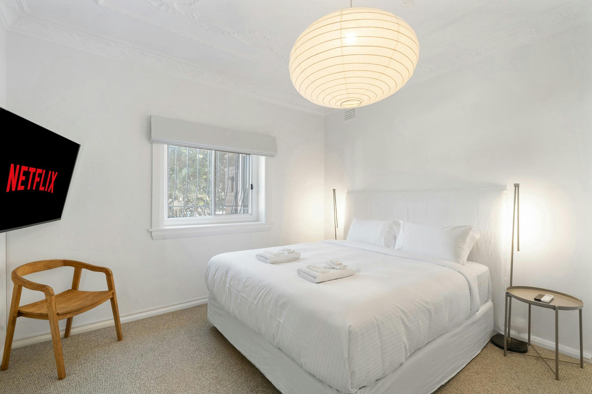 卧室配有电视、Netflix 显示器和舒缓的自然光。