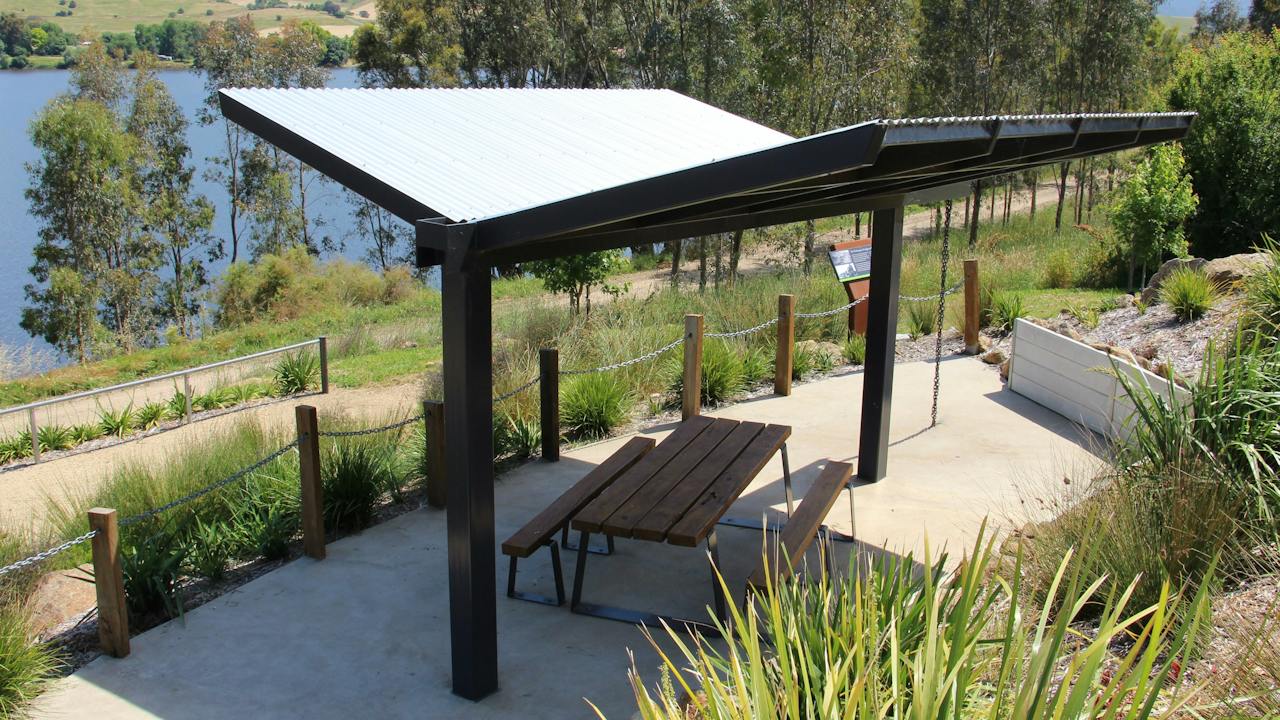 Old Tallangatta Lookout Picnic Table