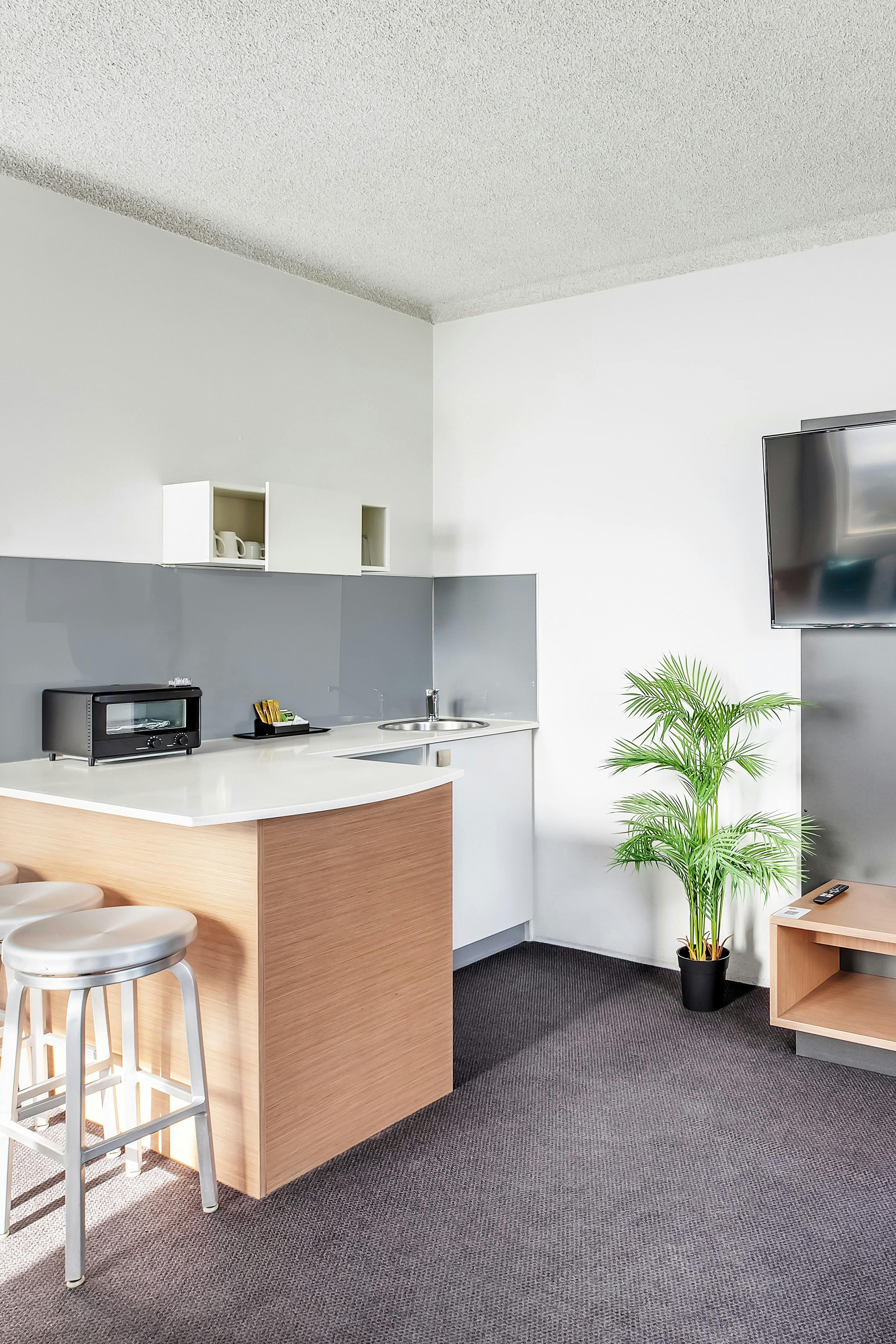 Kitchenette in Deluxe Studio room at Metro Hotel Miranda