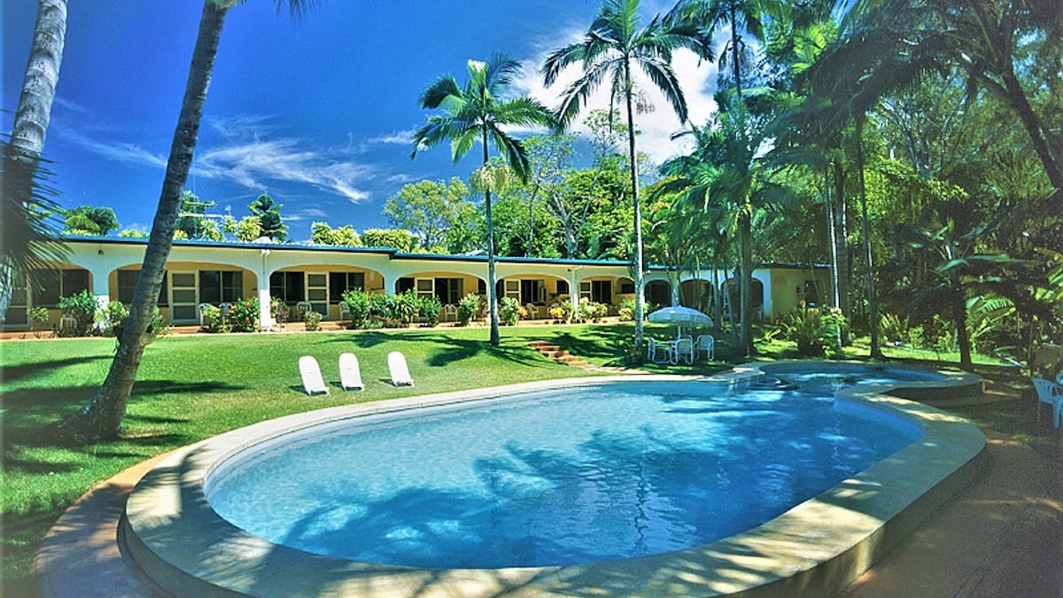Villa Marine facing rainforest, 50m to beach
