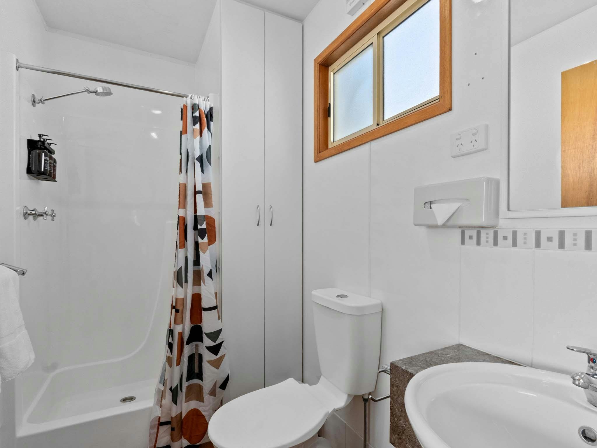 bathroom - canberra holidays