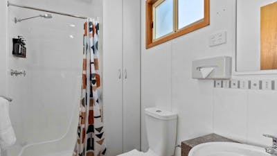 bathroom - canberra holidays