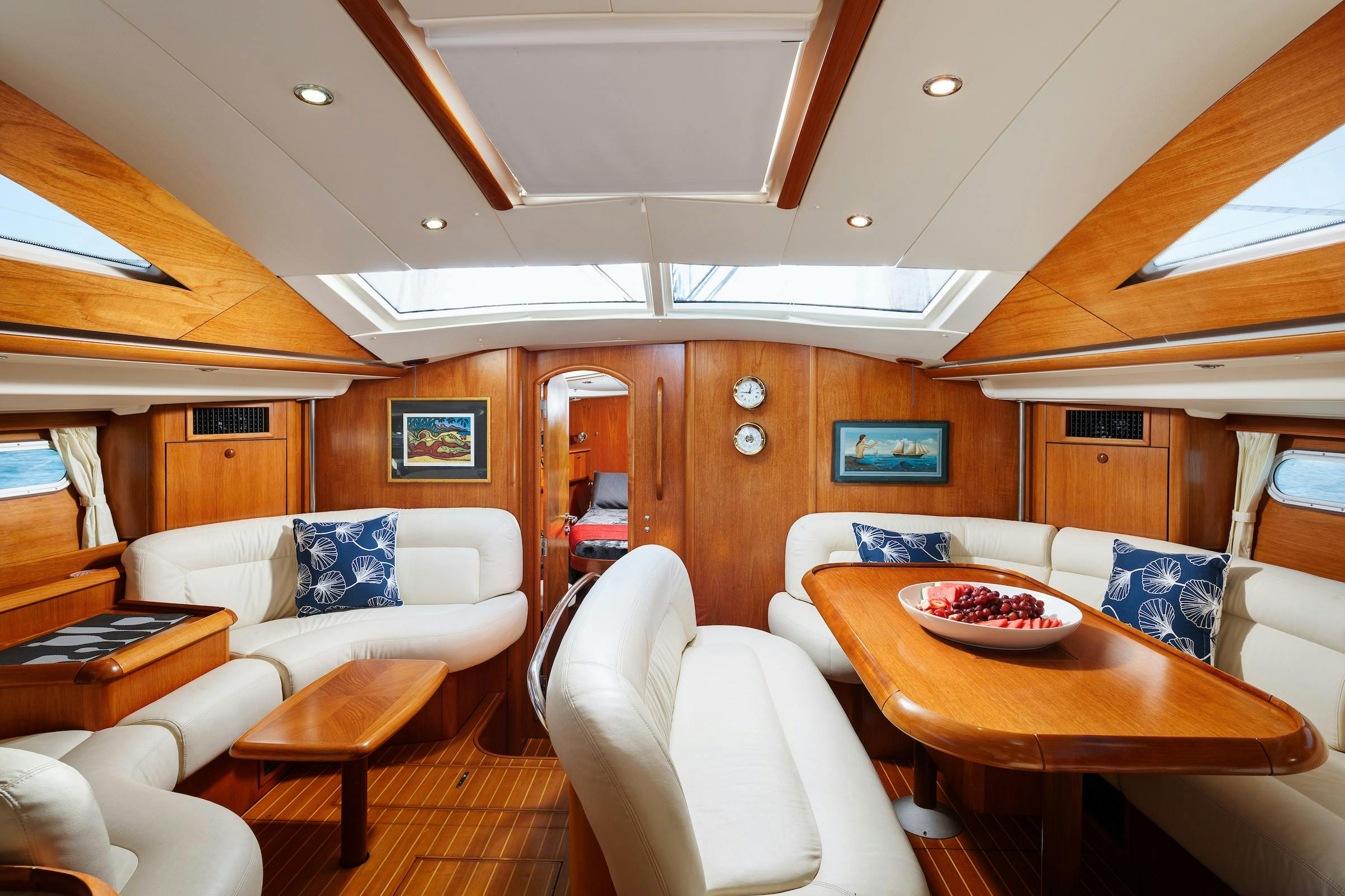 skippered yacht charters Whitsundays sailing
