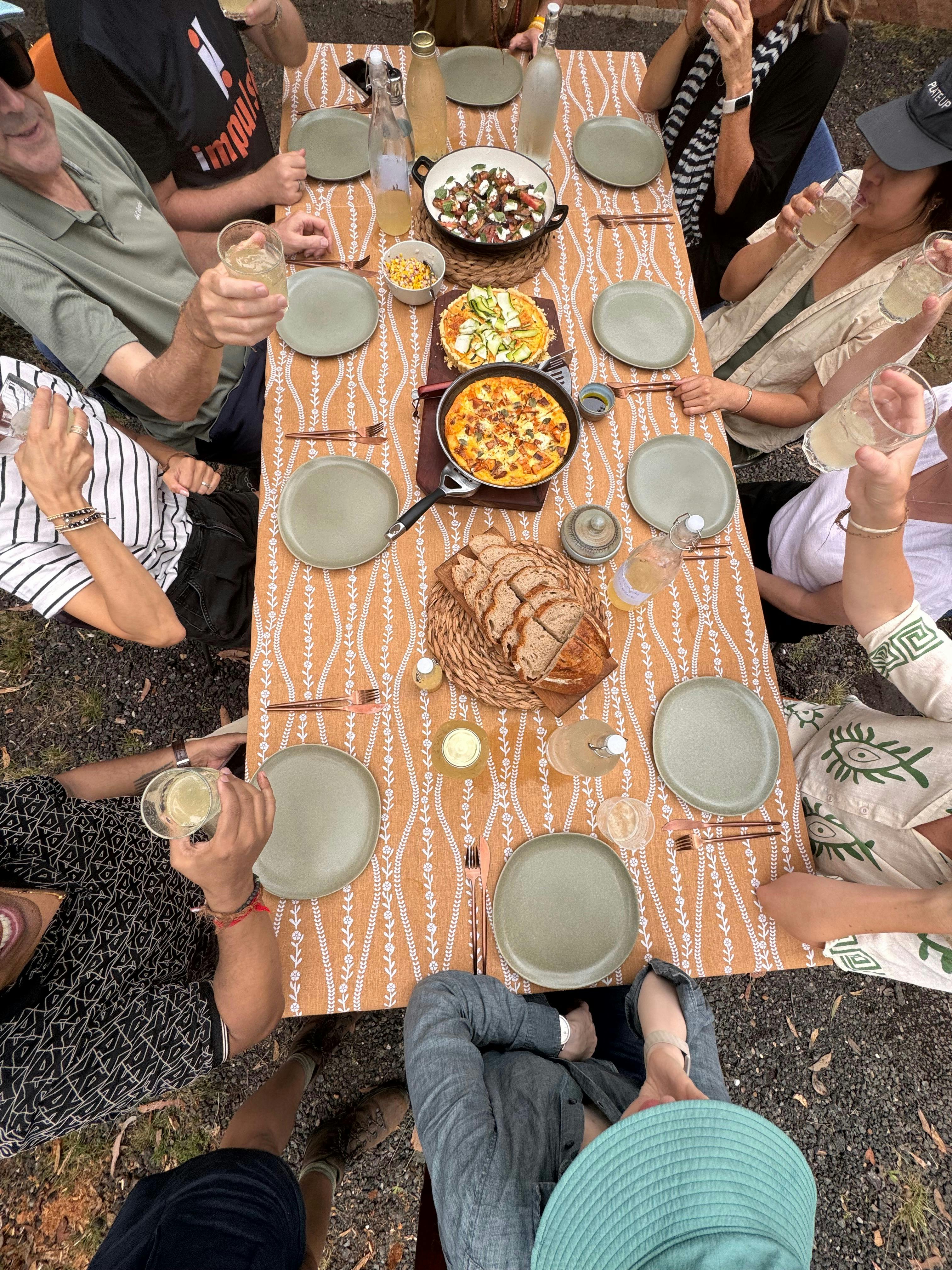 Gruppe von 10 Personen speist im Freien