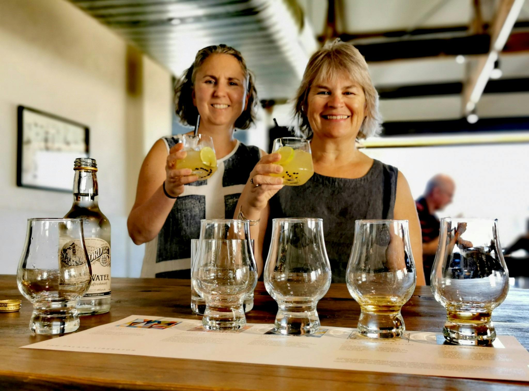 Houseboat tours with tailored itinerary and wine tour