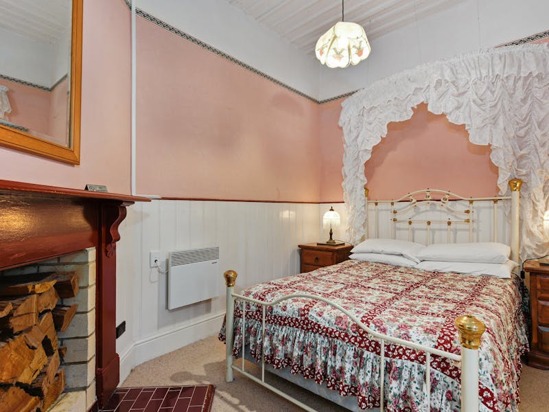 Suite with double and single beds, ensuite (Post Office) image