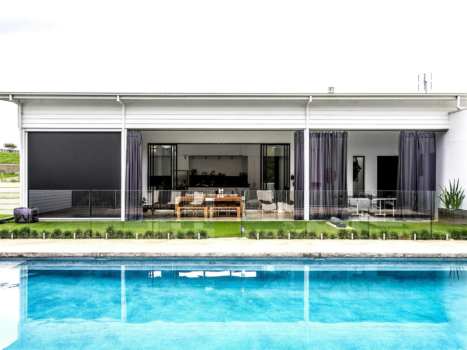 완벽하게 울타리로 둘러싸인 개인 수영장