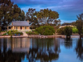 Stonewell Cottages and Vineyards