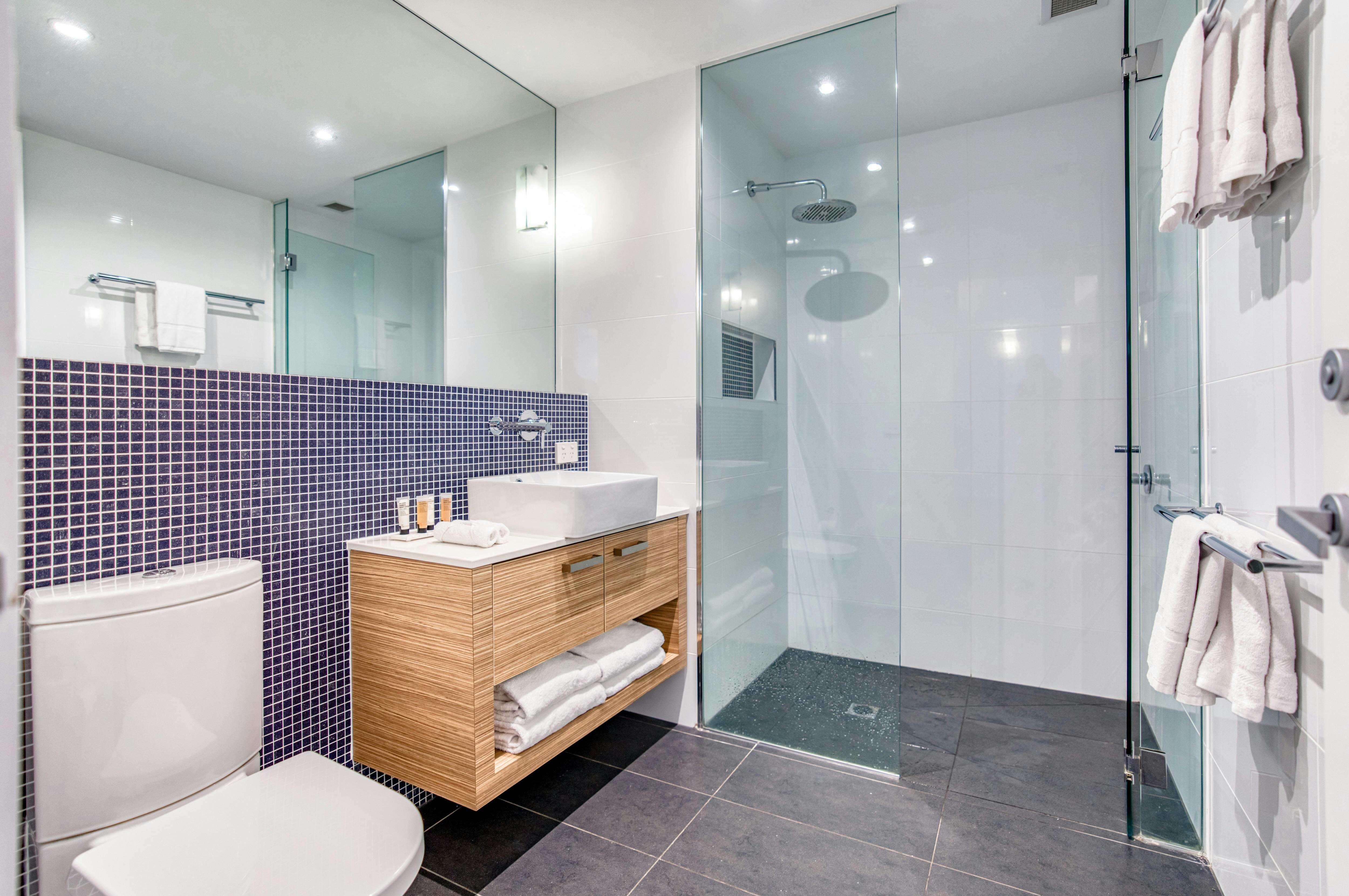 Vue Apartments Geelong - Two Bedroom Park View Bathroom