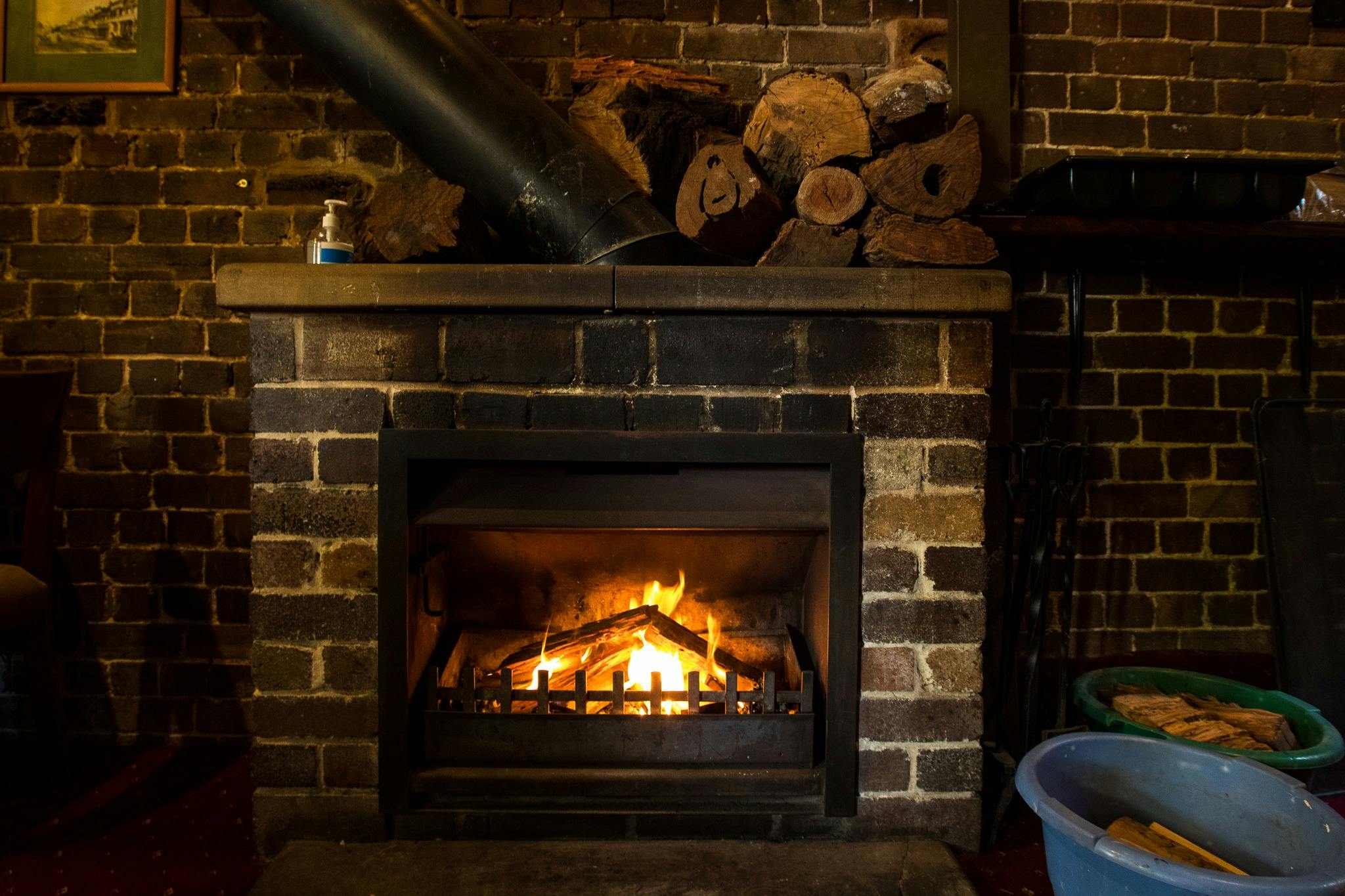 熊熊烈火衝擊著磚砌的正面。