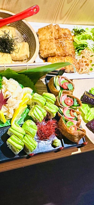 Edamame, Seaweed salad, Age dashi tofu, Sushi, Miso soup, Rice, Tempura, Dengaku, Teriyaki tofu