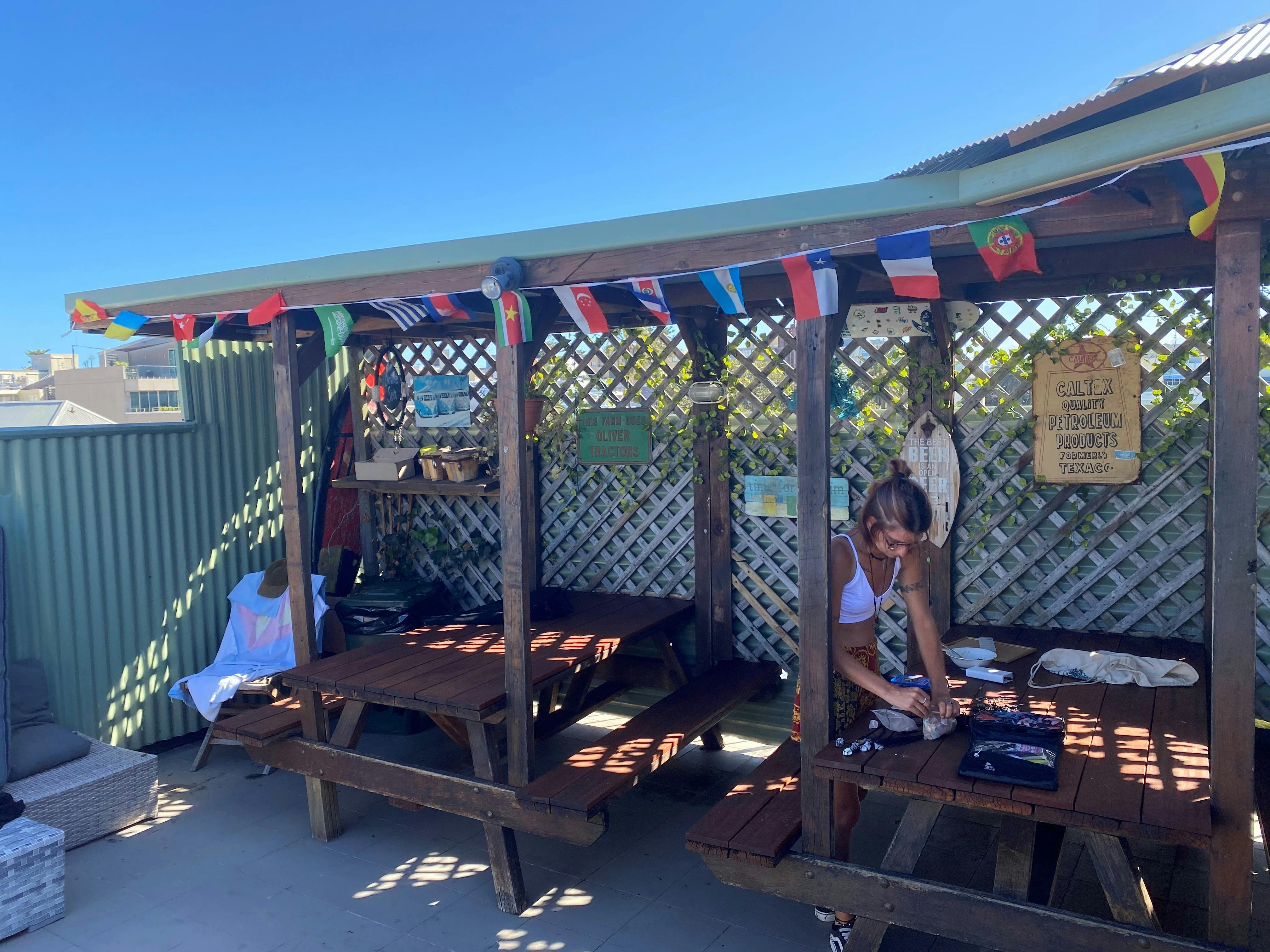 BOARDRIDER-BACKPACKER-BUDGET-ACCOMMODATION-MANLY-BEACH-ROOFTOP-BAR-BBQ 2