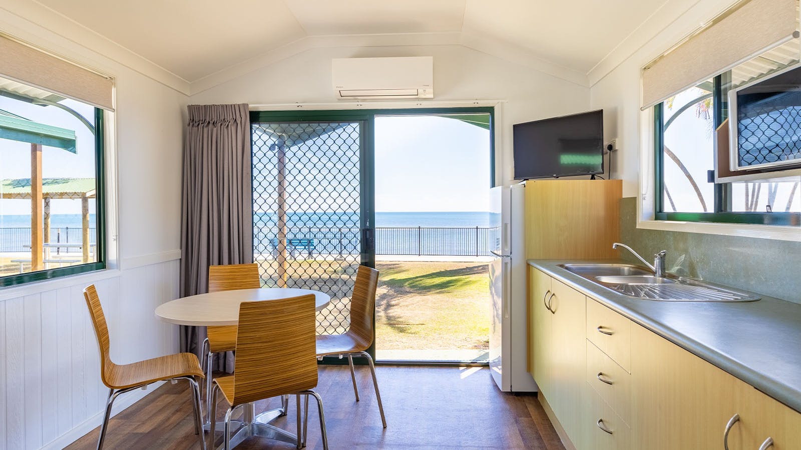 Beachfront Cabin | Dining Beachfront Cabin | Dining