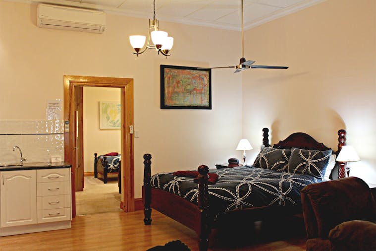 Quandong Cafe and Apartments