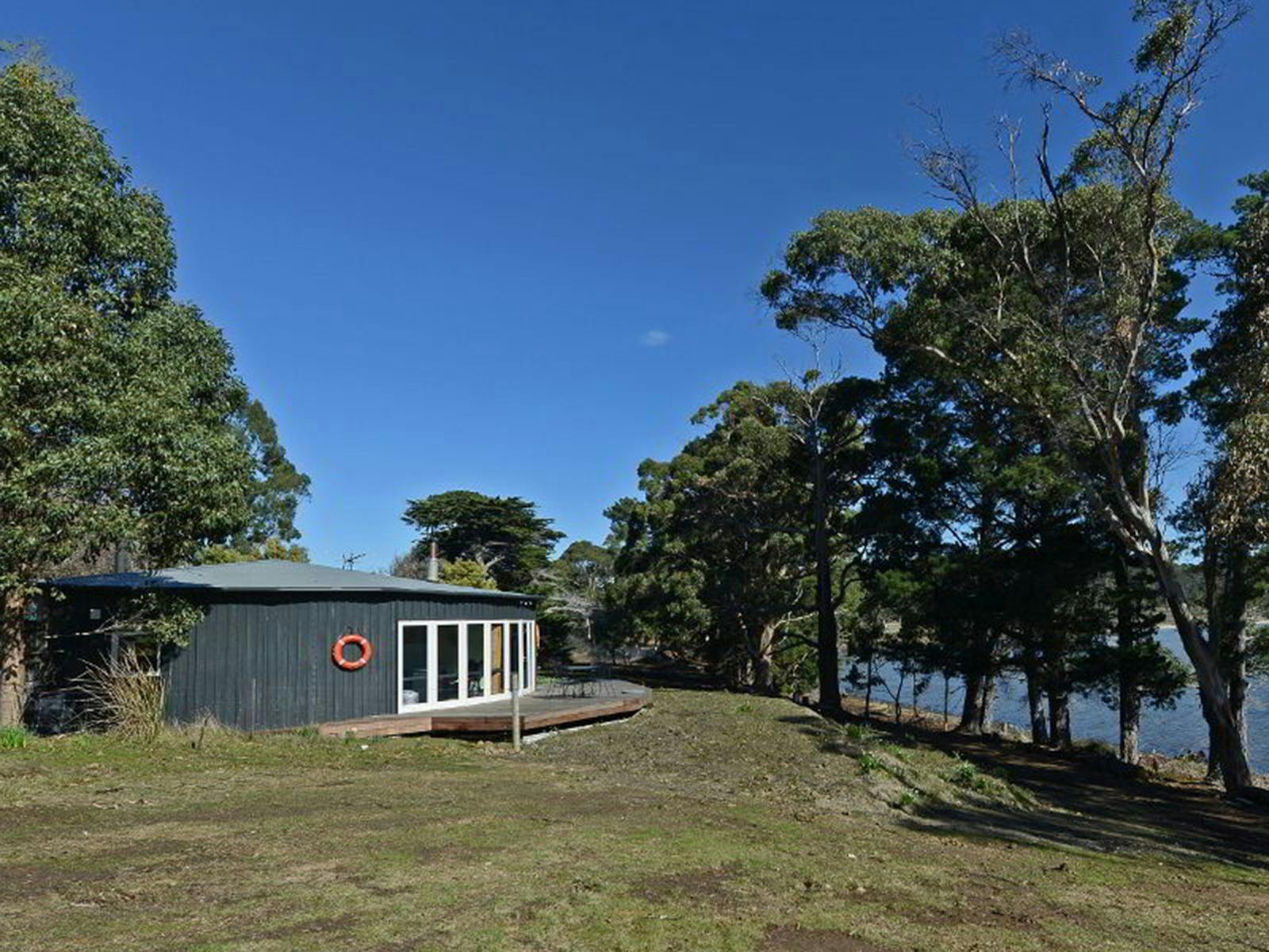 Historic cottage stargazing stay with wine image