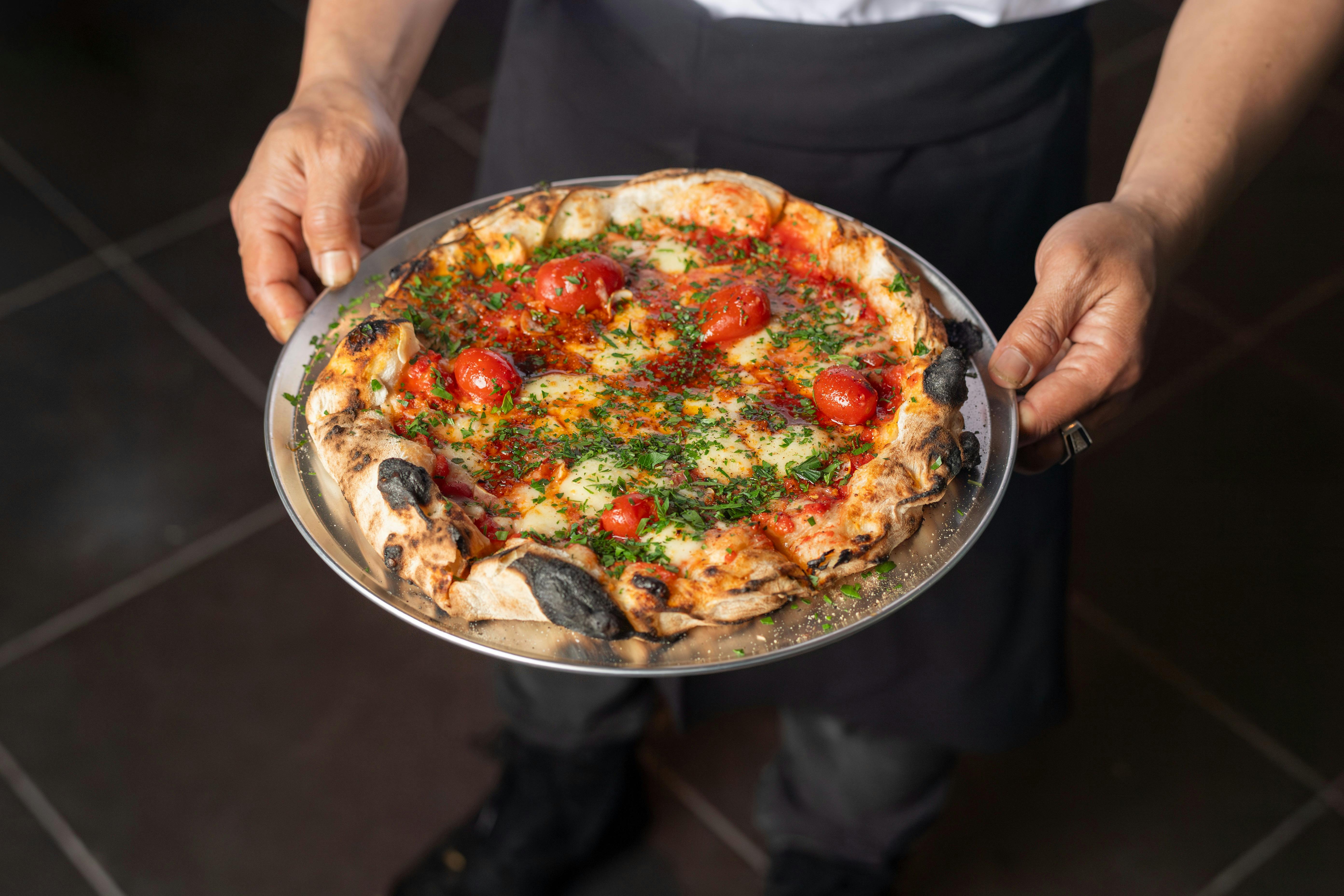 玛格丽塔·迪·布法罗 (Margherita Di Buffalo) 被厨师抱着