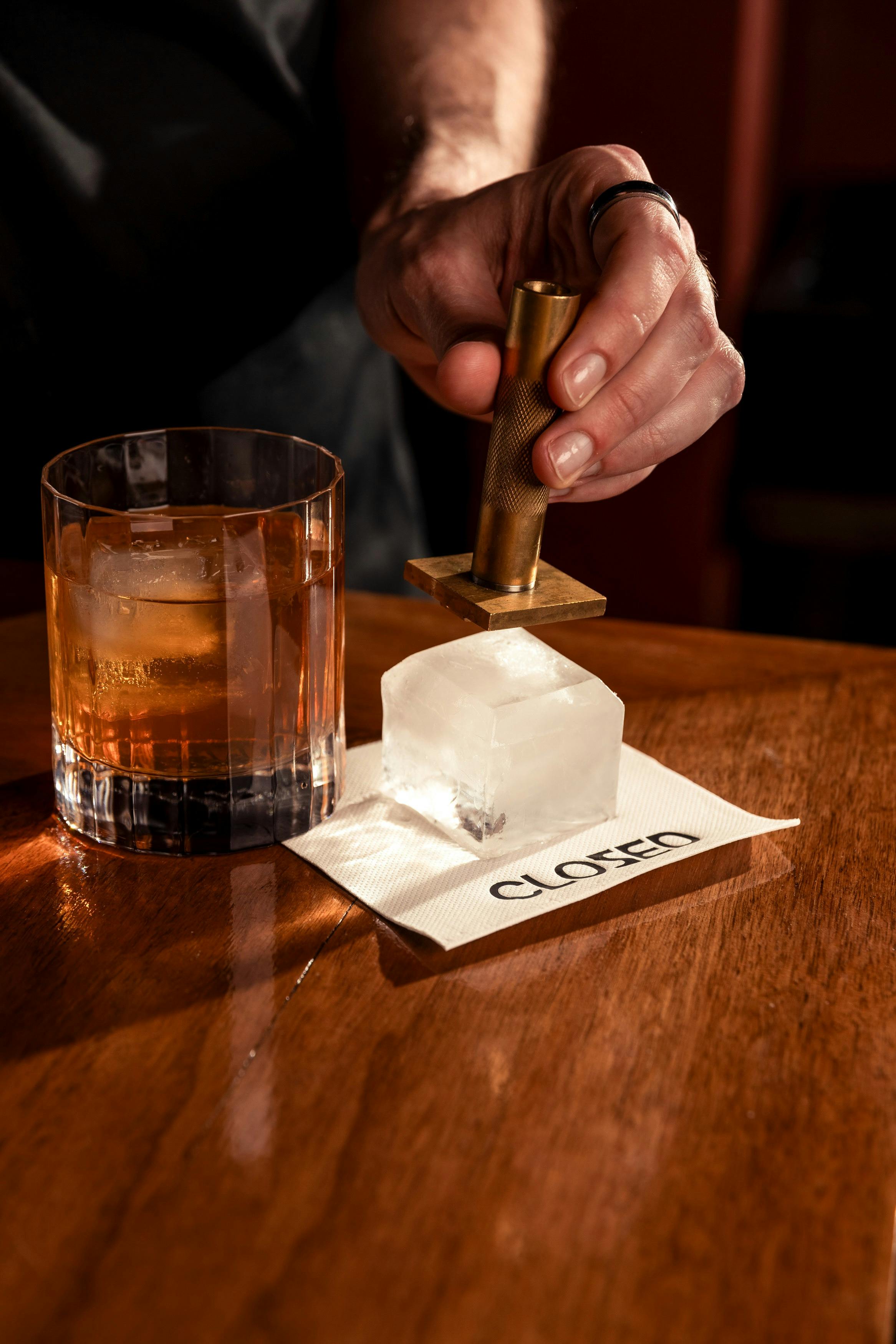 巨大な刻印入り氷入りウイスキー