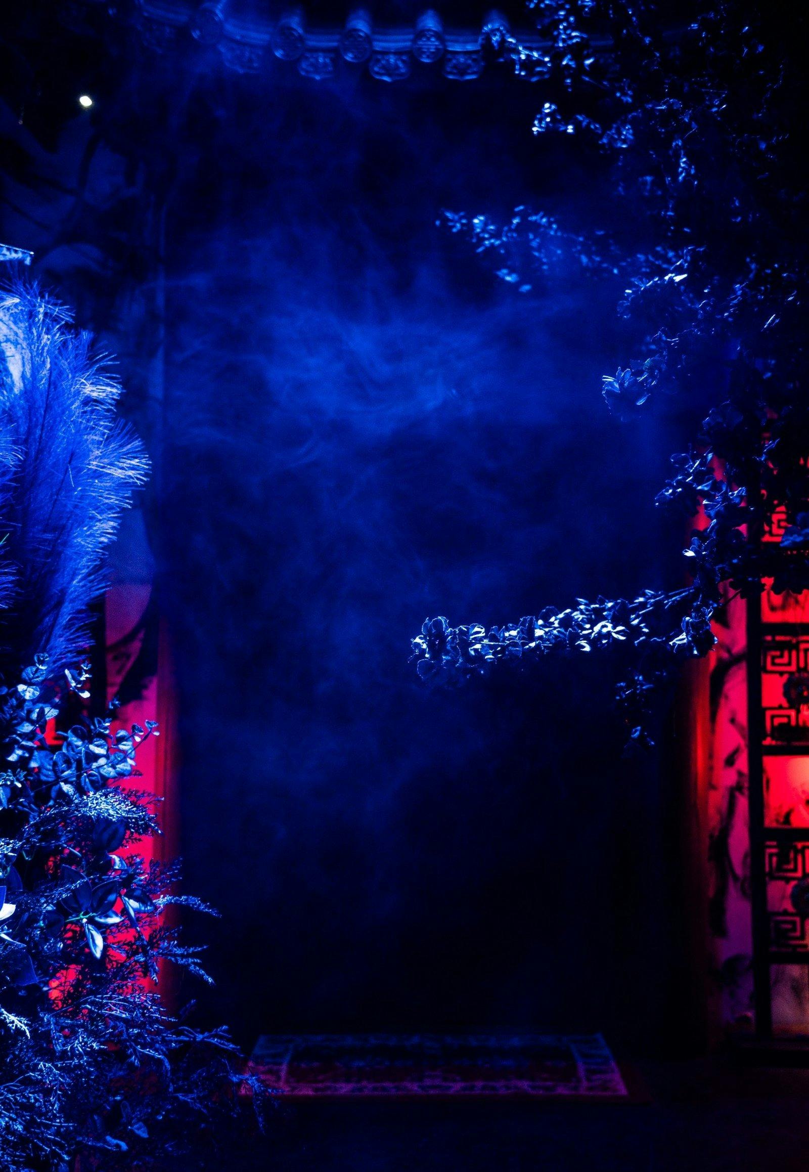 雪梨恐怖密室「靈魂捕手」的黑暗走廊，藍色迷霧，中國風裝飾