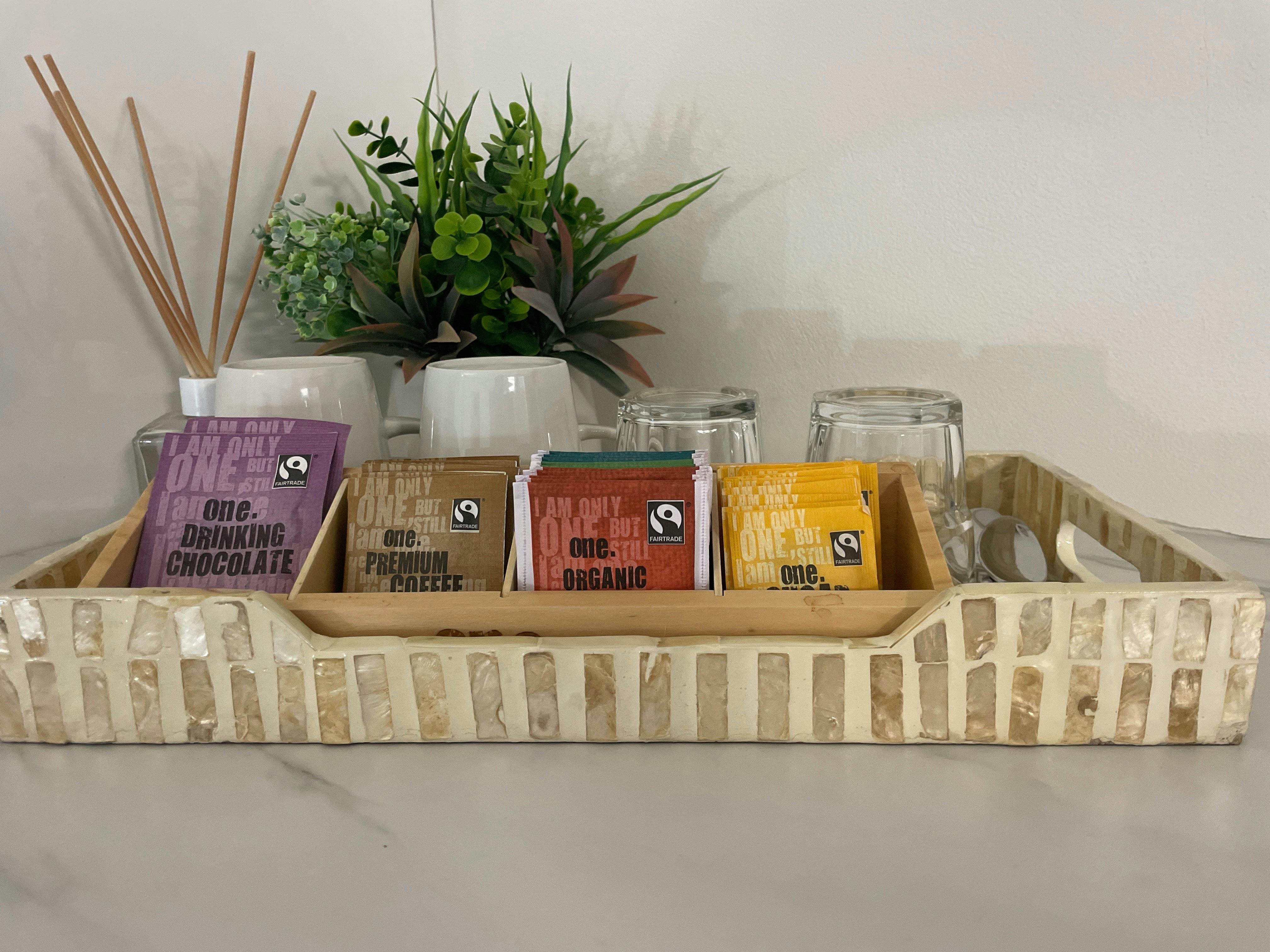 모든 객실에 차와 커피 제공