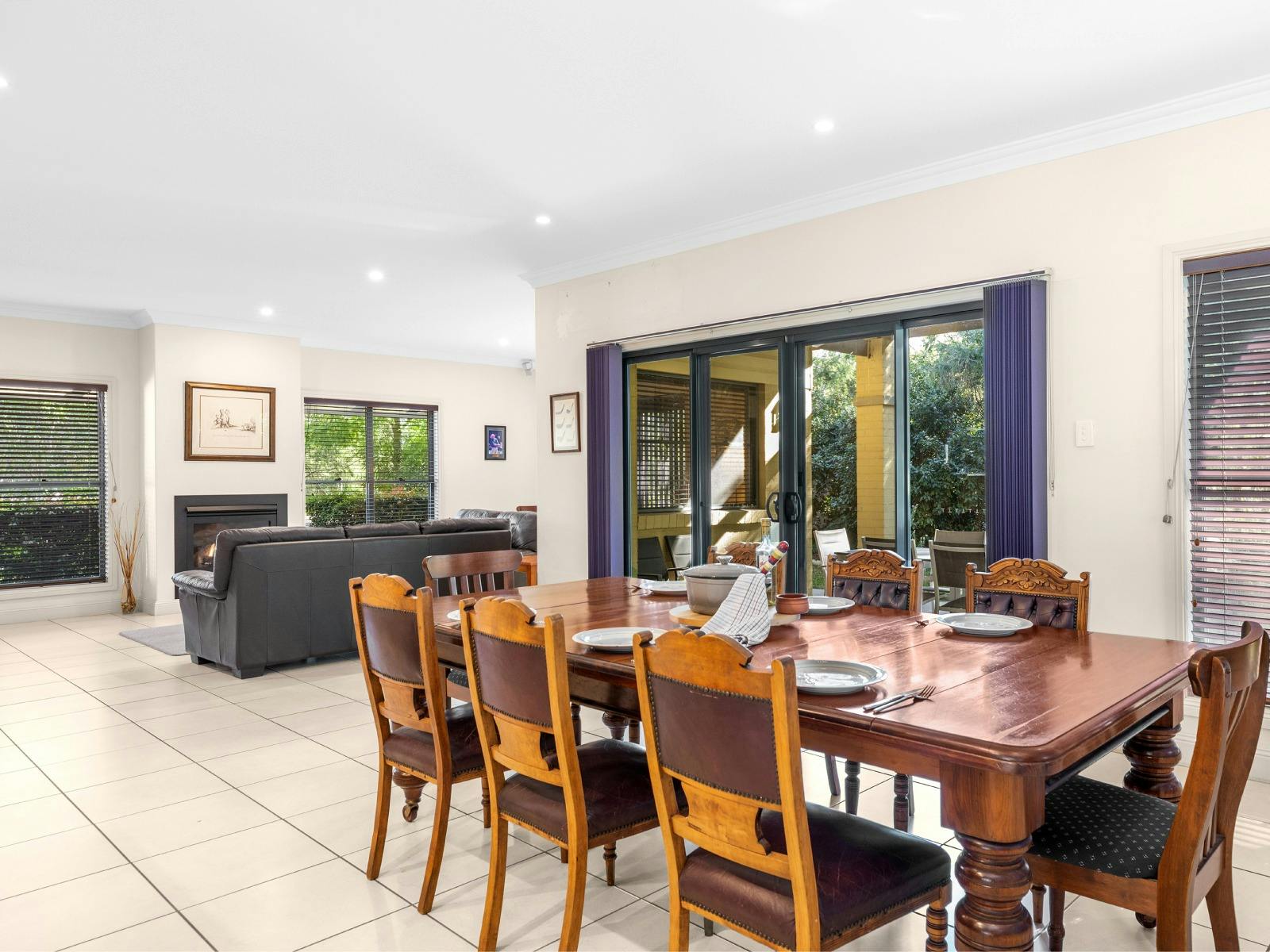 17th Tee dining room and lounge room