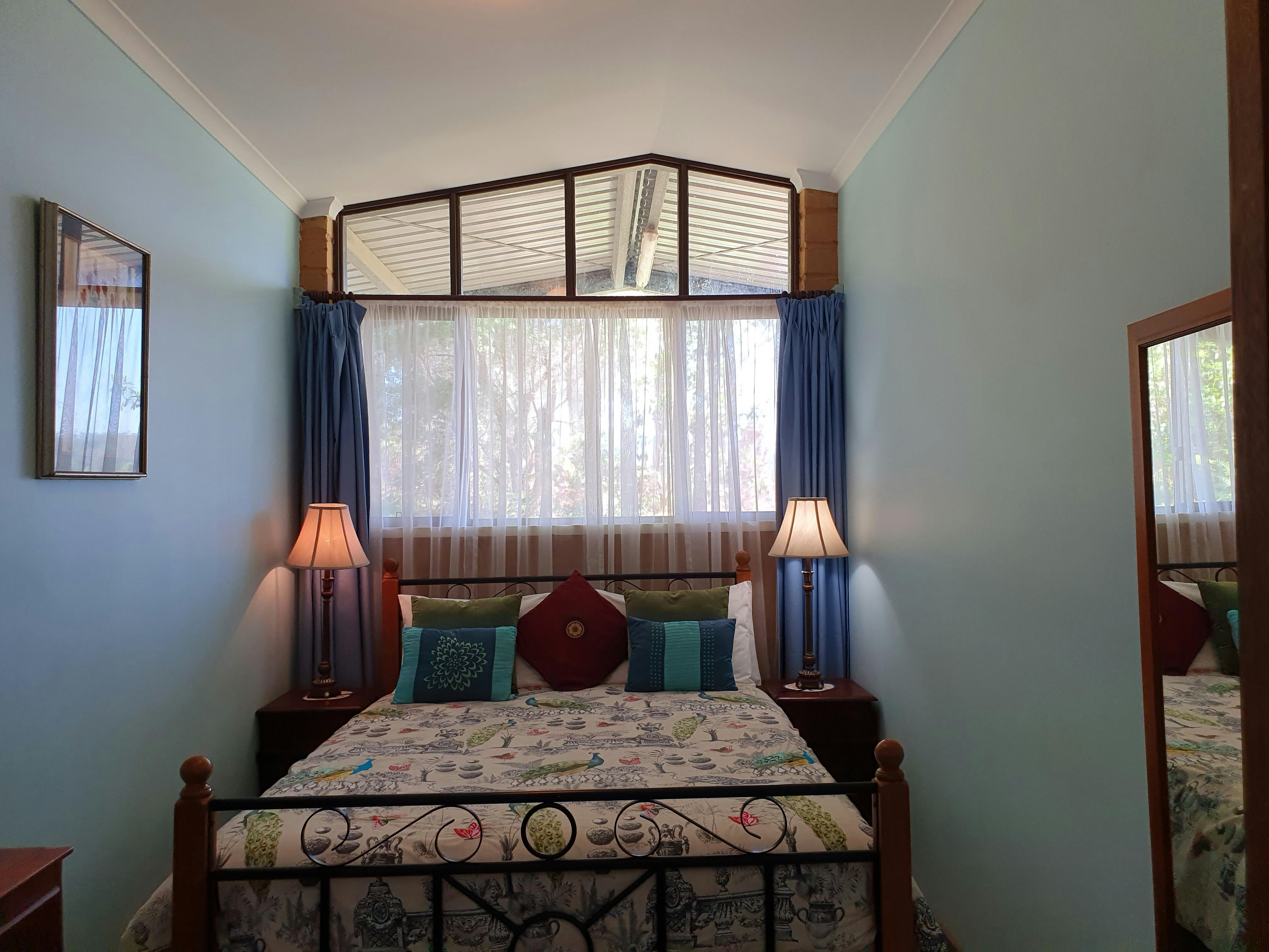 Master bedroom (Queen sized bed)