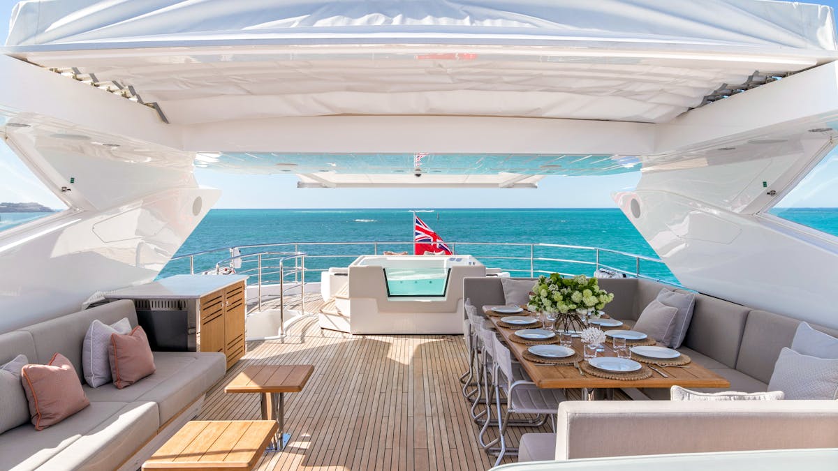 Flybridge dining