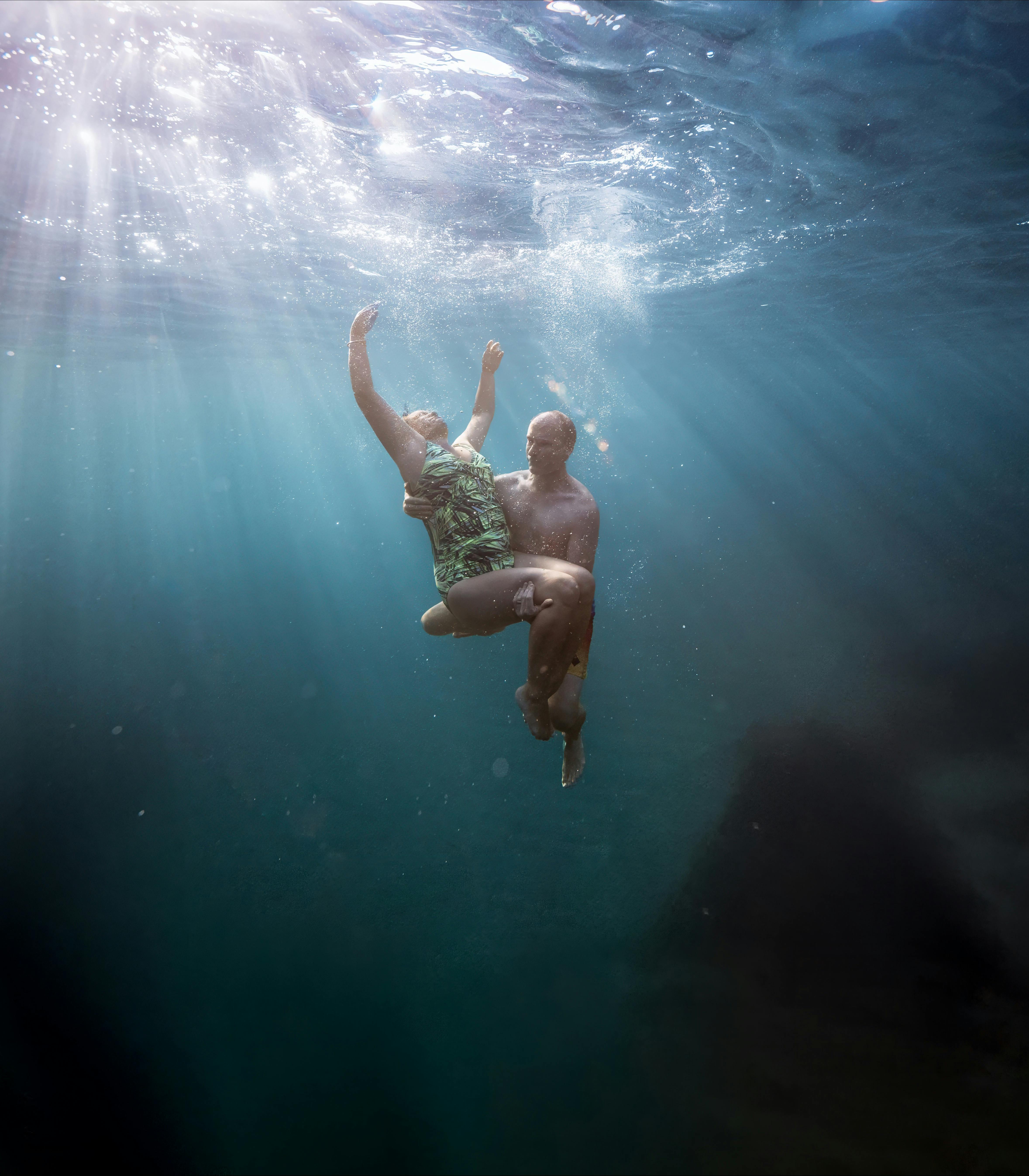 海でラブストーリーを撮影するカップル