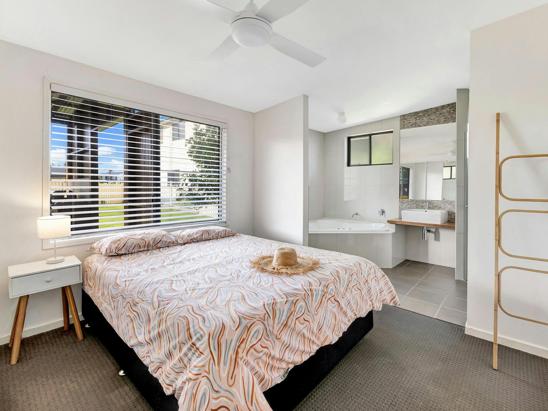 バスルーム付きマスターベッドルーム