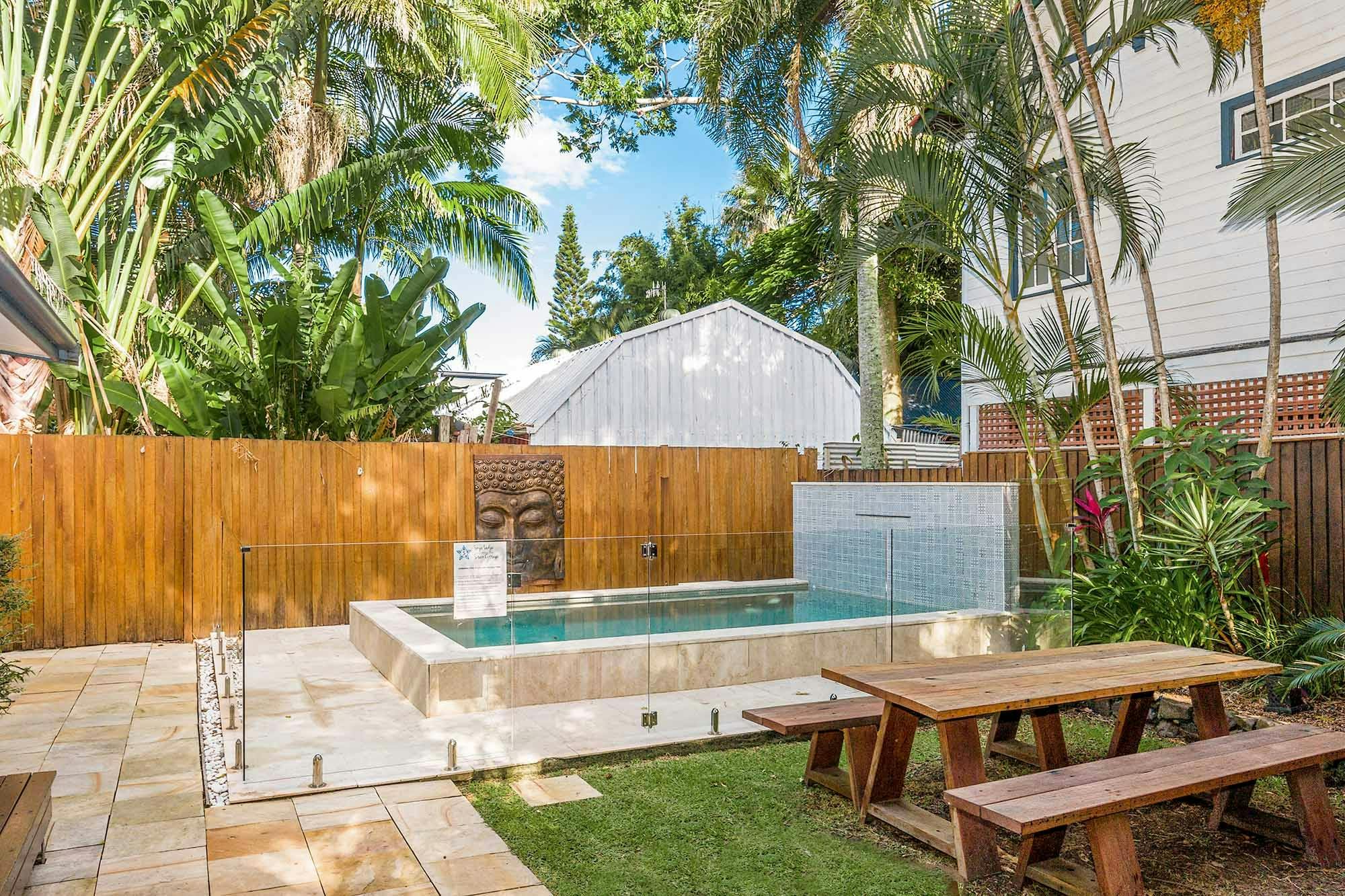 Starr Cottage - Byron Bay - Outdoor Dining and Pool b
