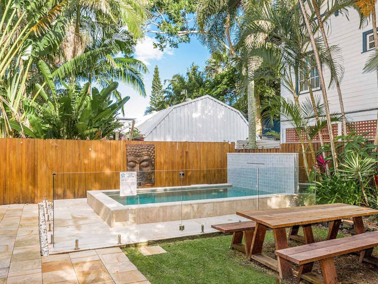 Starr Cottage - Byron Bay - Outdoor Dining and Pool b