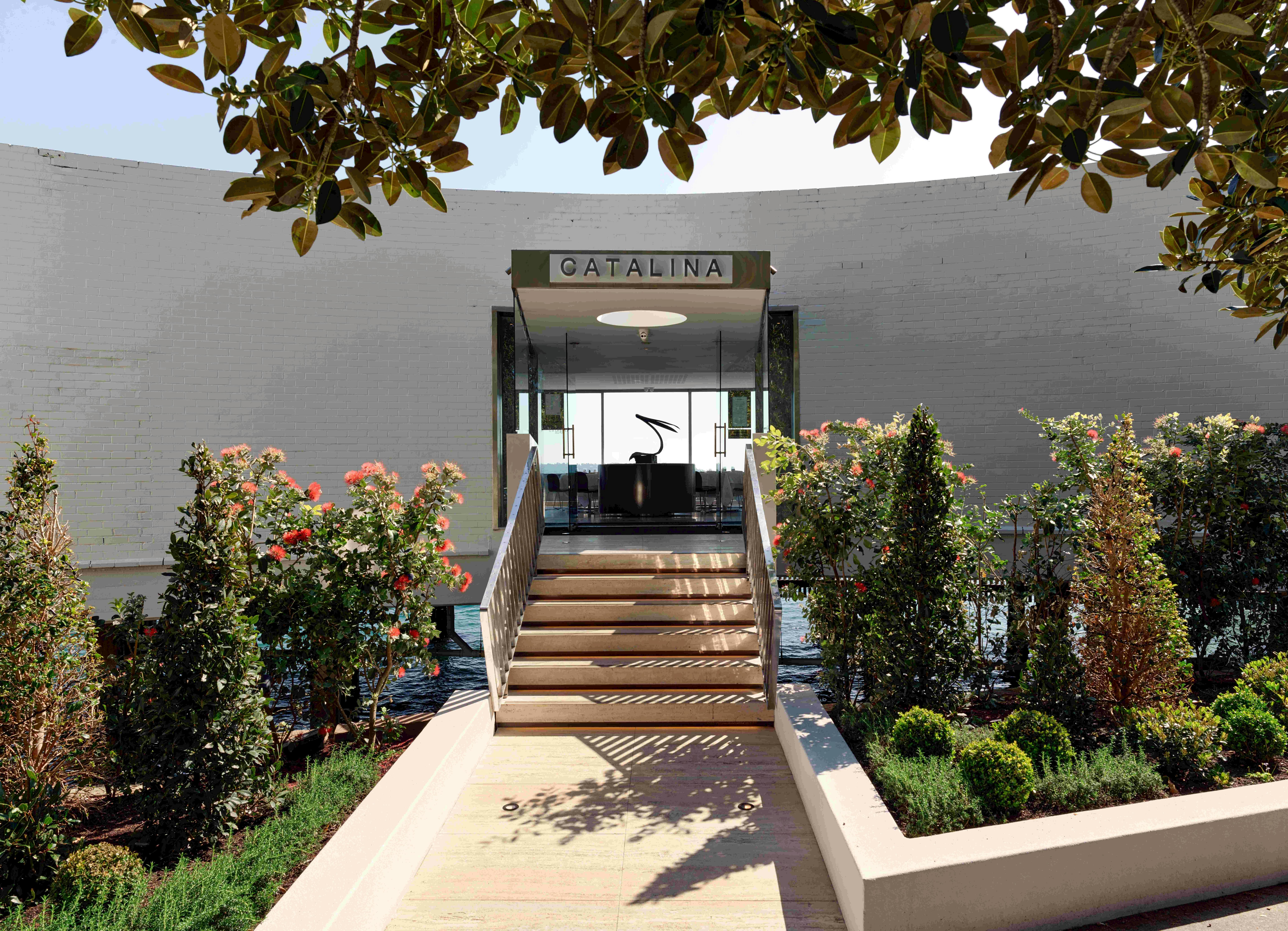 進入卡塔利娜有 7 個台階。可依要求提供可拆卸輪椅坡道