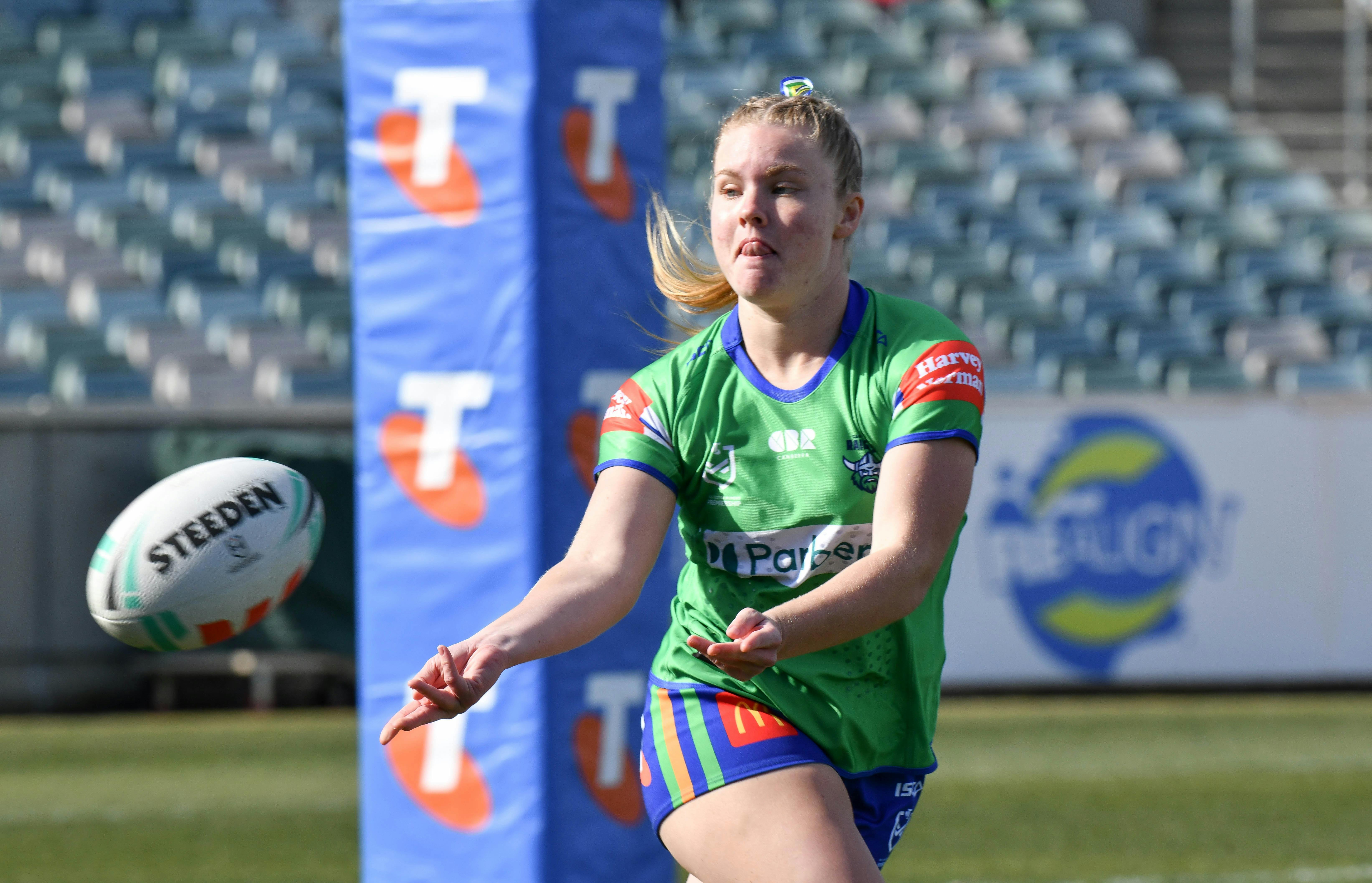 Canberra Raiders NRLW player Lili Boyle passing the ball.