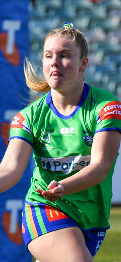 Canberra Raiders NRLW player Lili Boyle passing the ball.