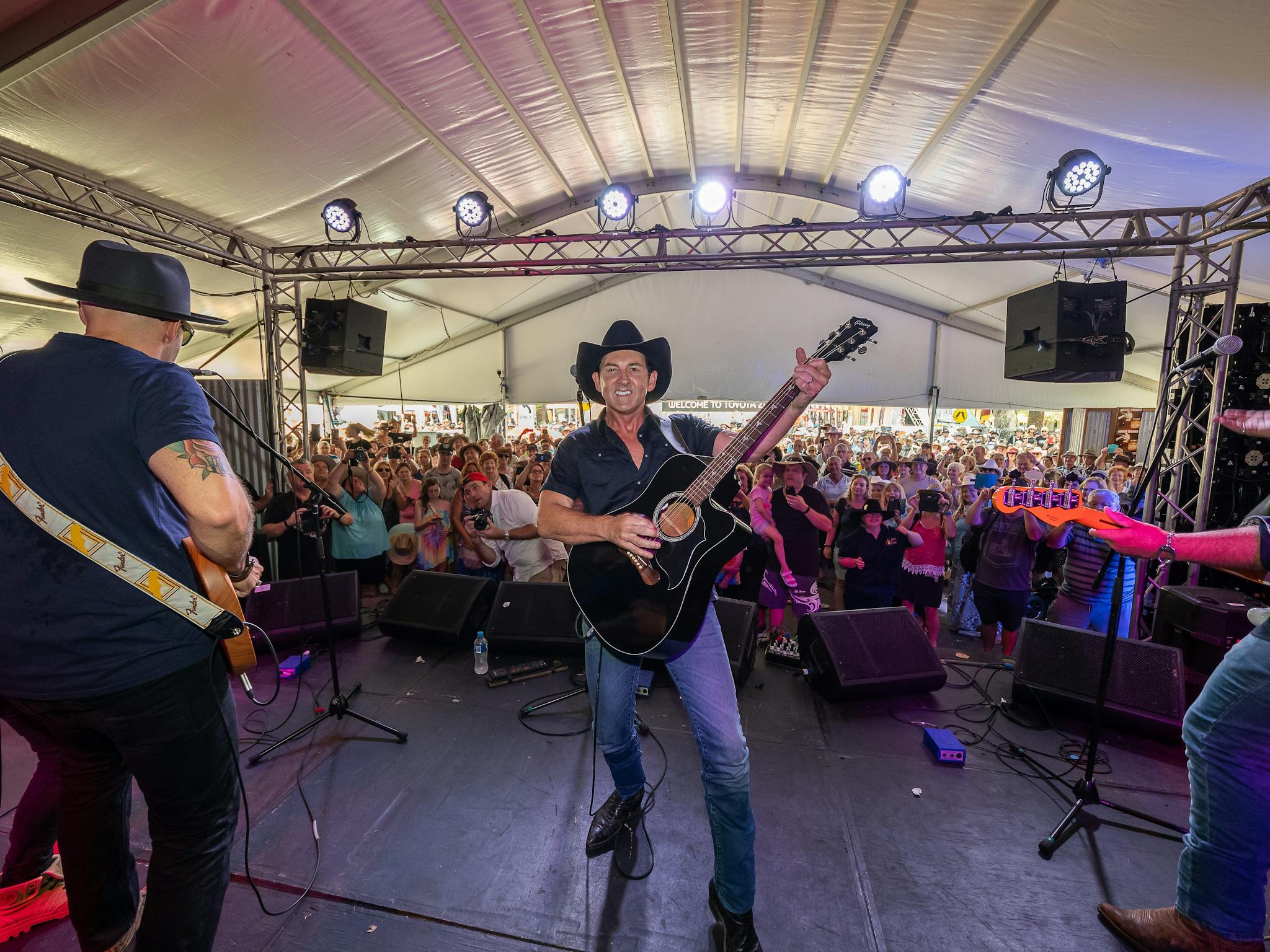 Lee Kernaghan; FanZone; crowd