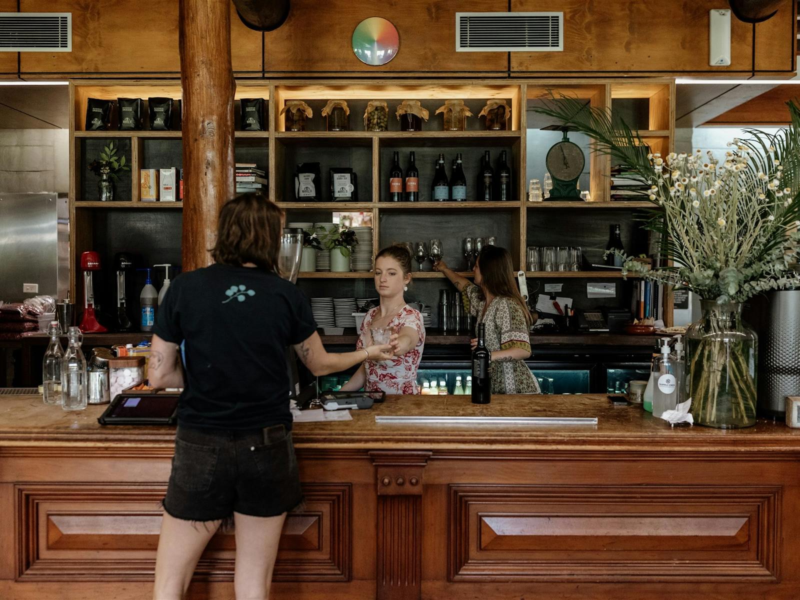 카페 내부에서 일하는 오래된 목재 바 및 직원