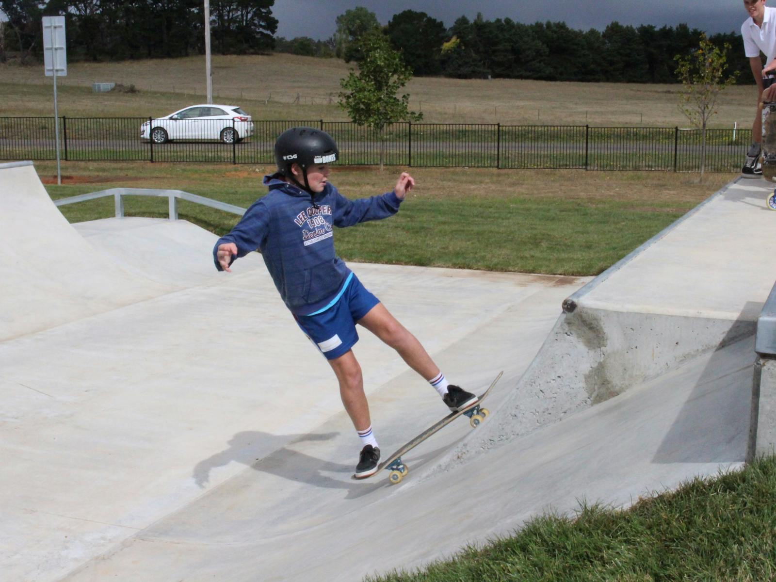 Junge auf Skateboard im Skatepark