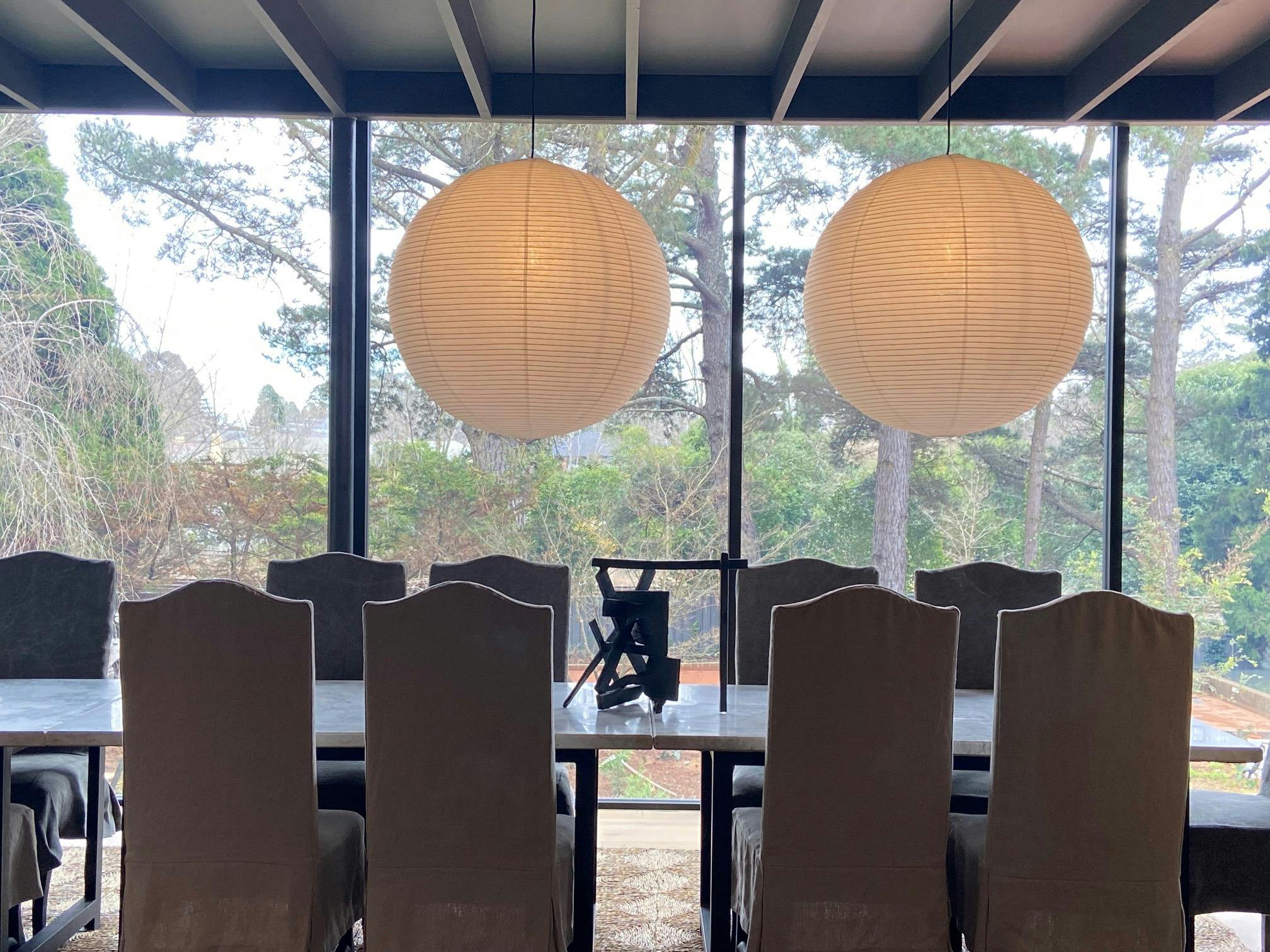 현대적인 유리 파빌리온에 자리한 멋진 다이닝룸