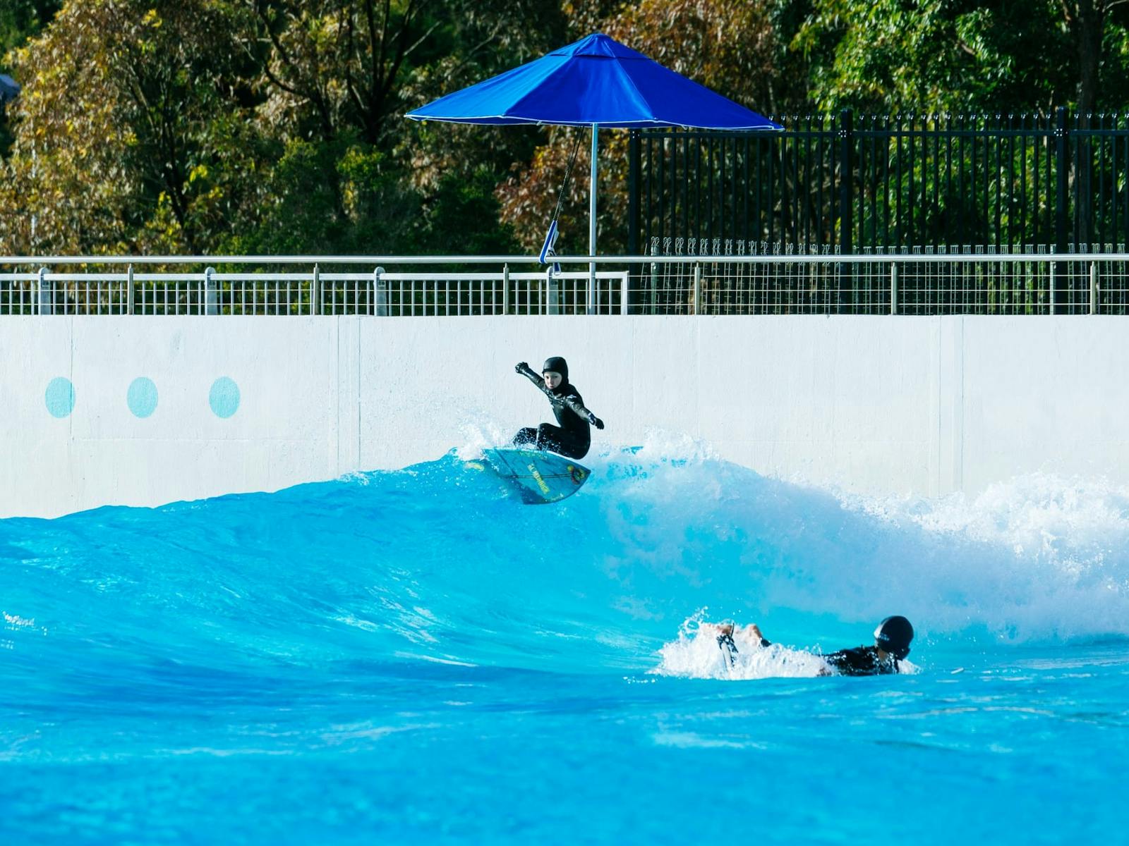 ターンをする若いサーファー