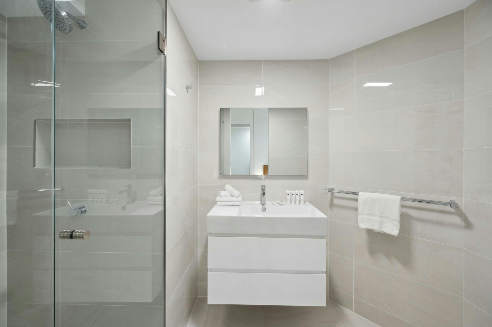 샤워실 화장실 세면대