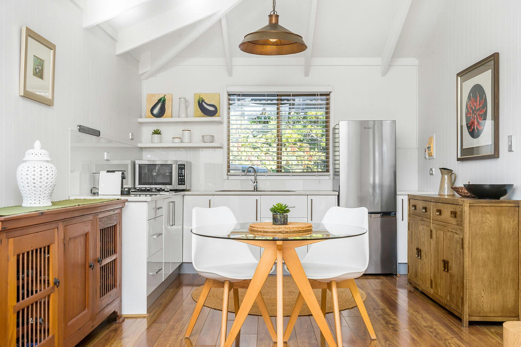 Twin Tallows - Byron Bay - Kitchen and Dining Area