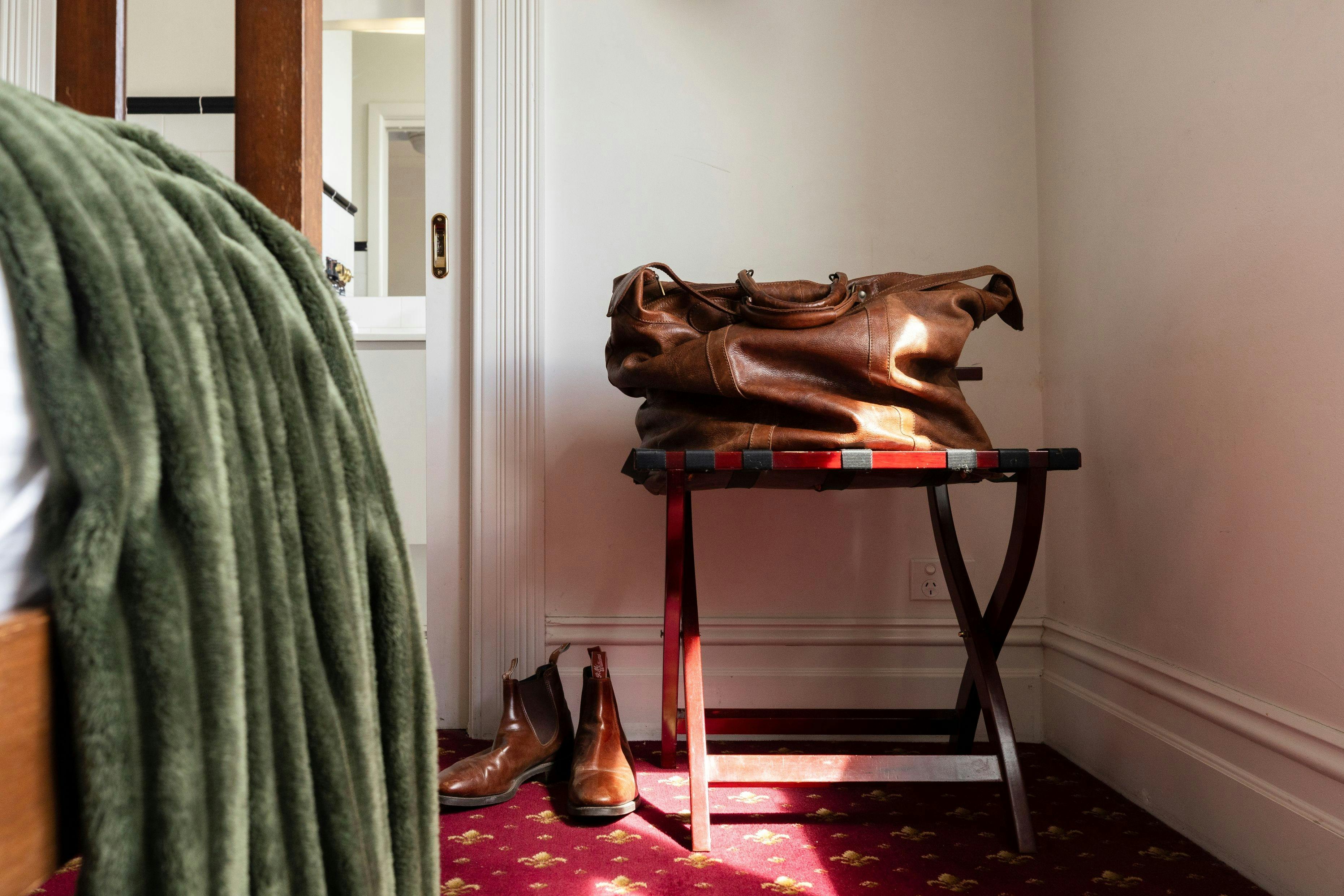 Ensuite room with plenty of space, luggage rack