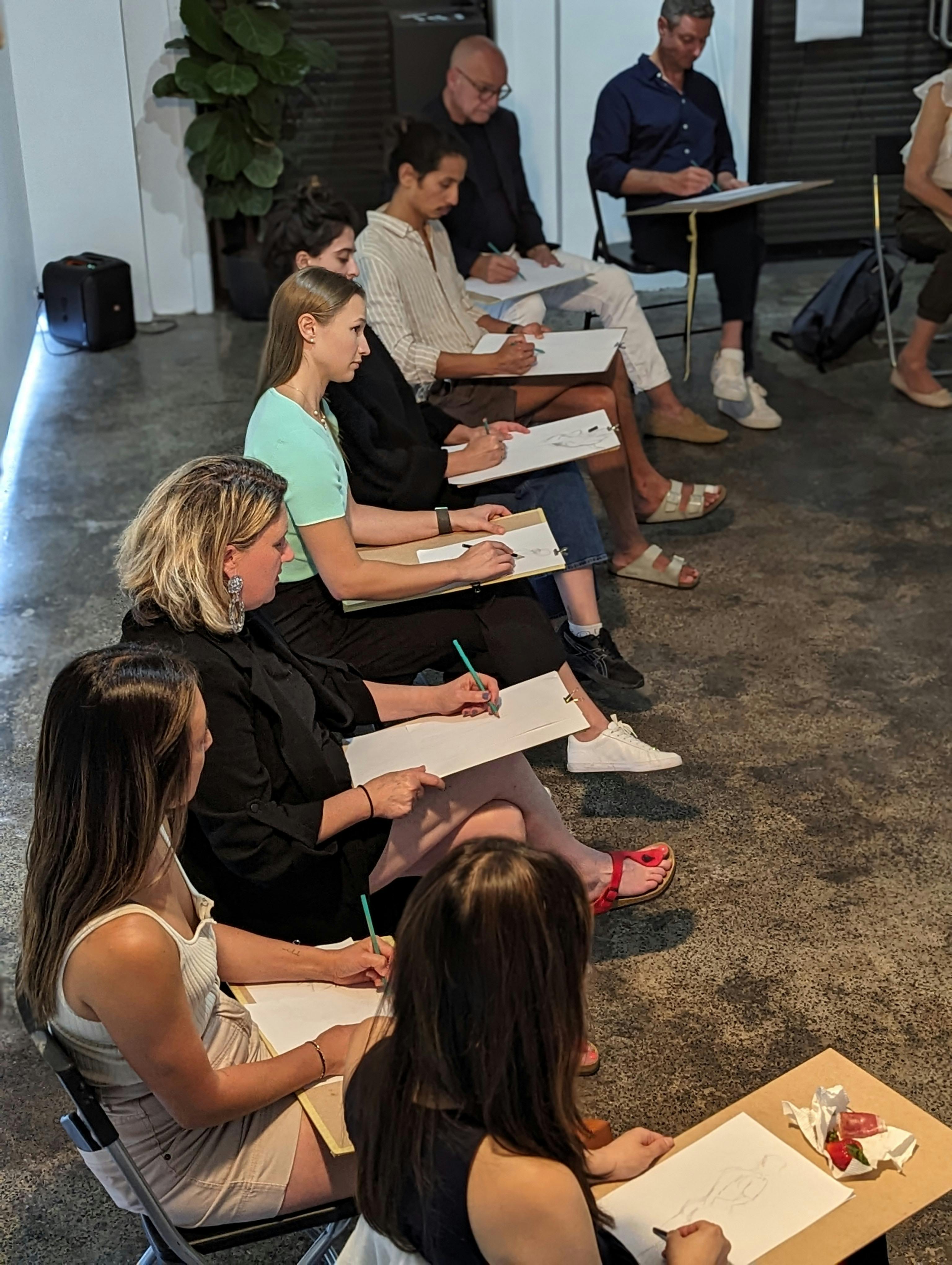 一班學生正在學習繪畫