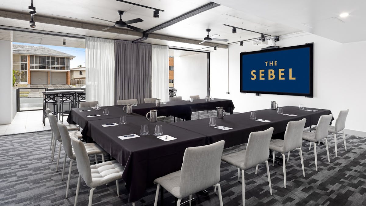 Meeting room in u-shape with data projector